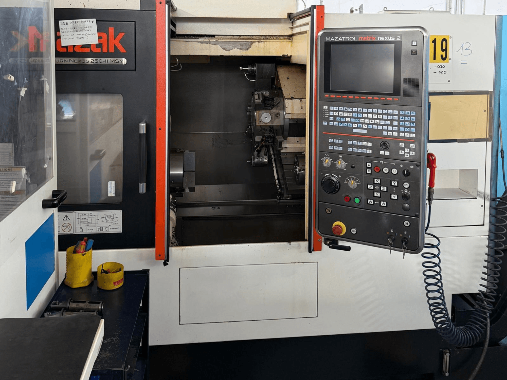 Vue de face du tour horizontal Mazak QTN 250 II MSY, présentant le panneau de commande MAZATROL Matrix Nexus 2 et les composants de la machine.
