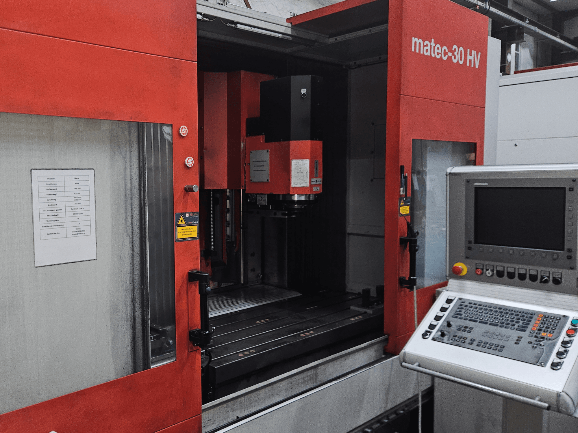 Vue avant d'un centre d'usinage vertical Matec 30 HV, montrant le panneau de commande et les détails opérationnels de la machine.
