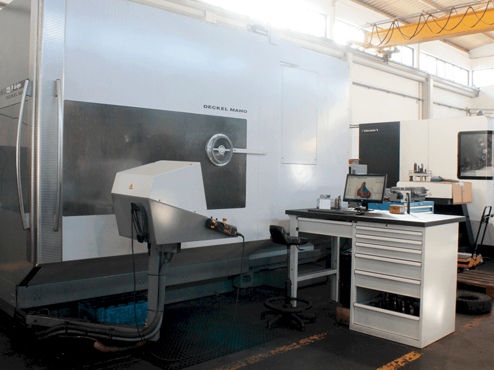 Vue de face de la machine DECKEL MAHO 125P Hy-Din