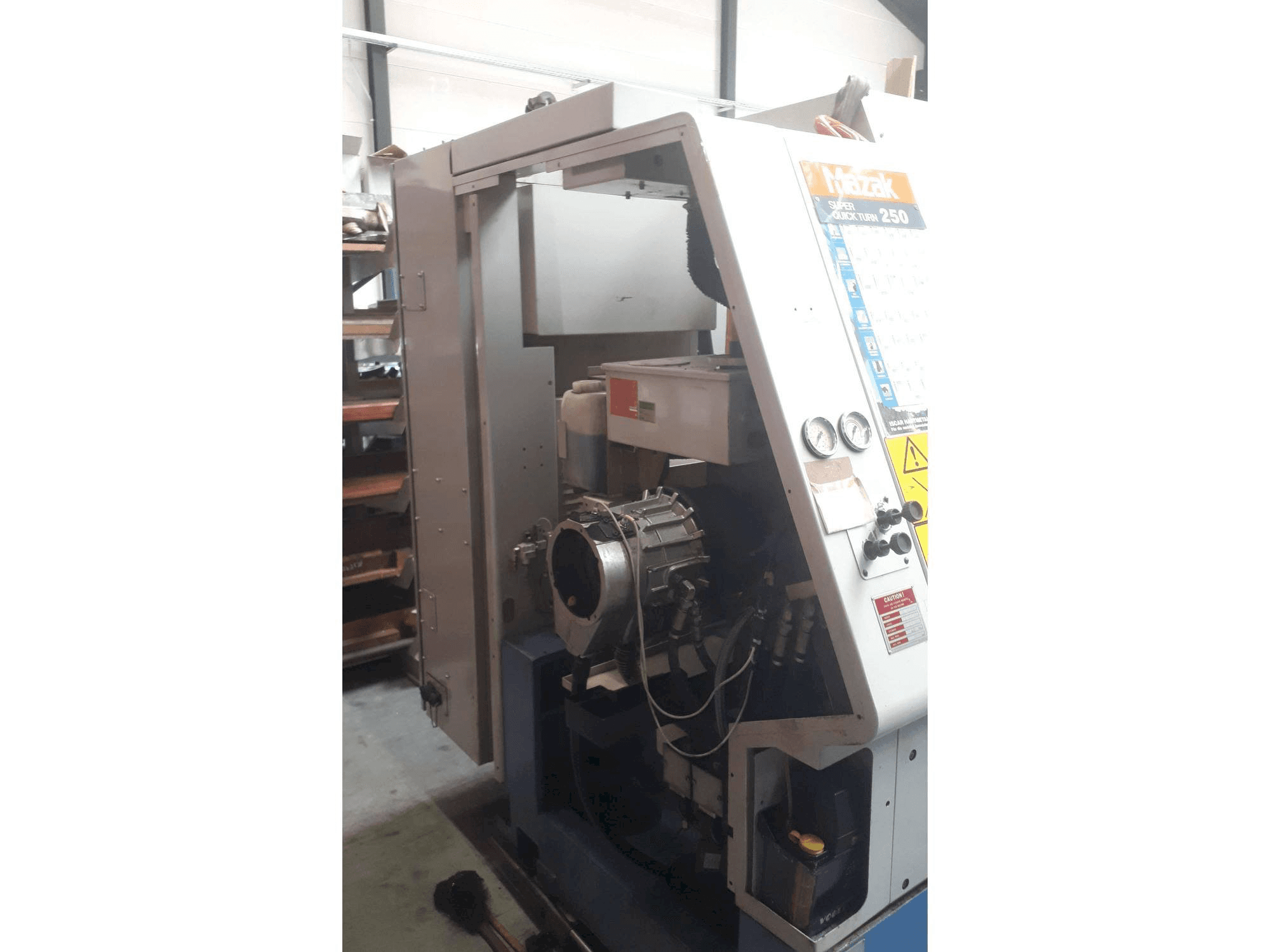 Vue gauche de la machine Mazak Super Quick Turn 250