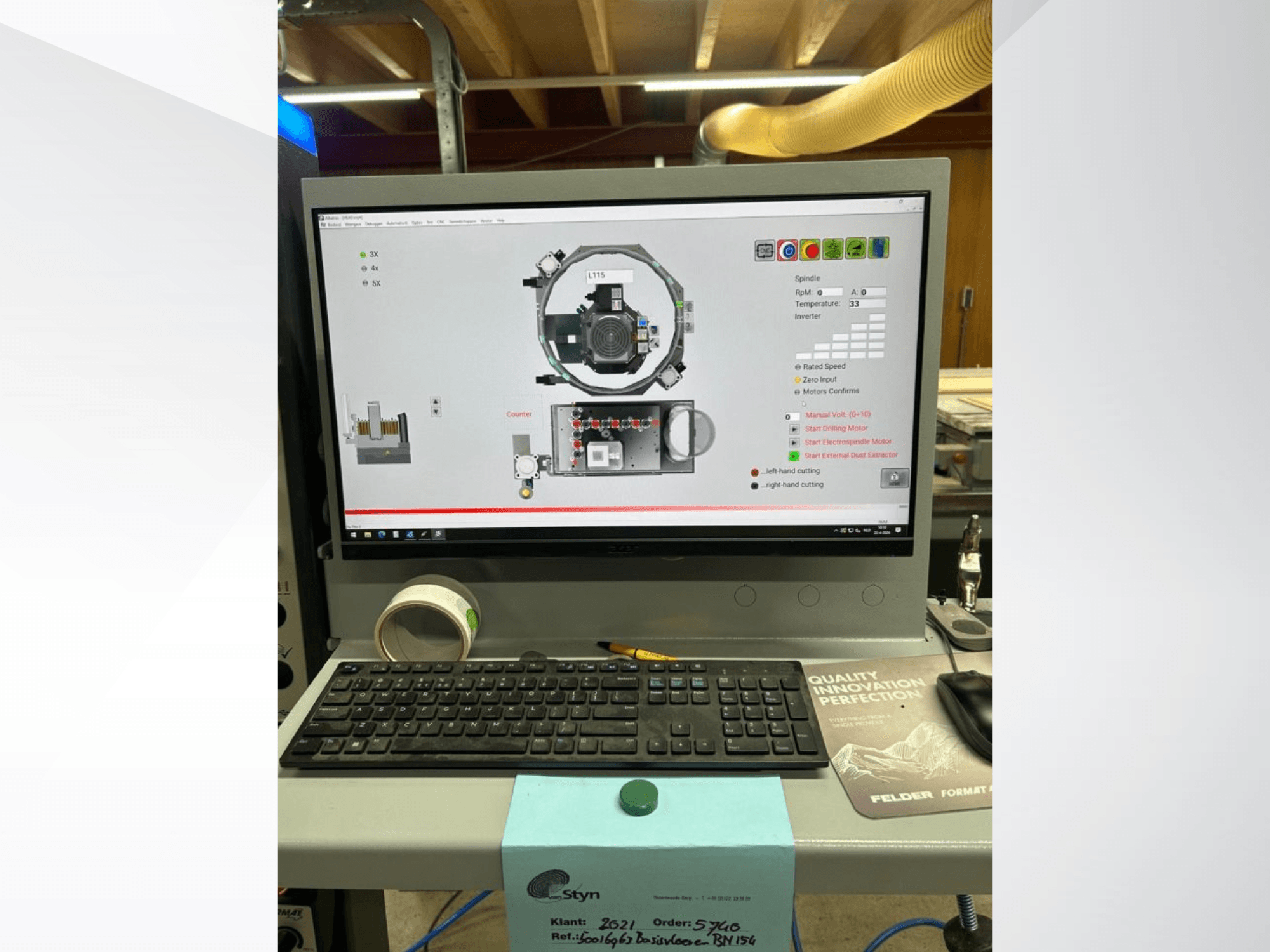 Vue de face du panneau de commande de la machine CNC FORMAT4 FELDER FORMAT 4 H100 avec un écran d'ordinateur affichant les détails opérationnels.