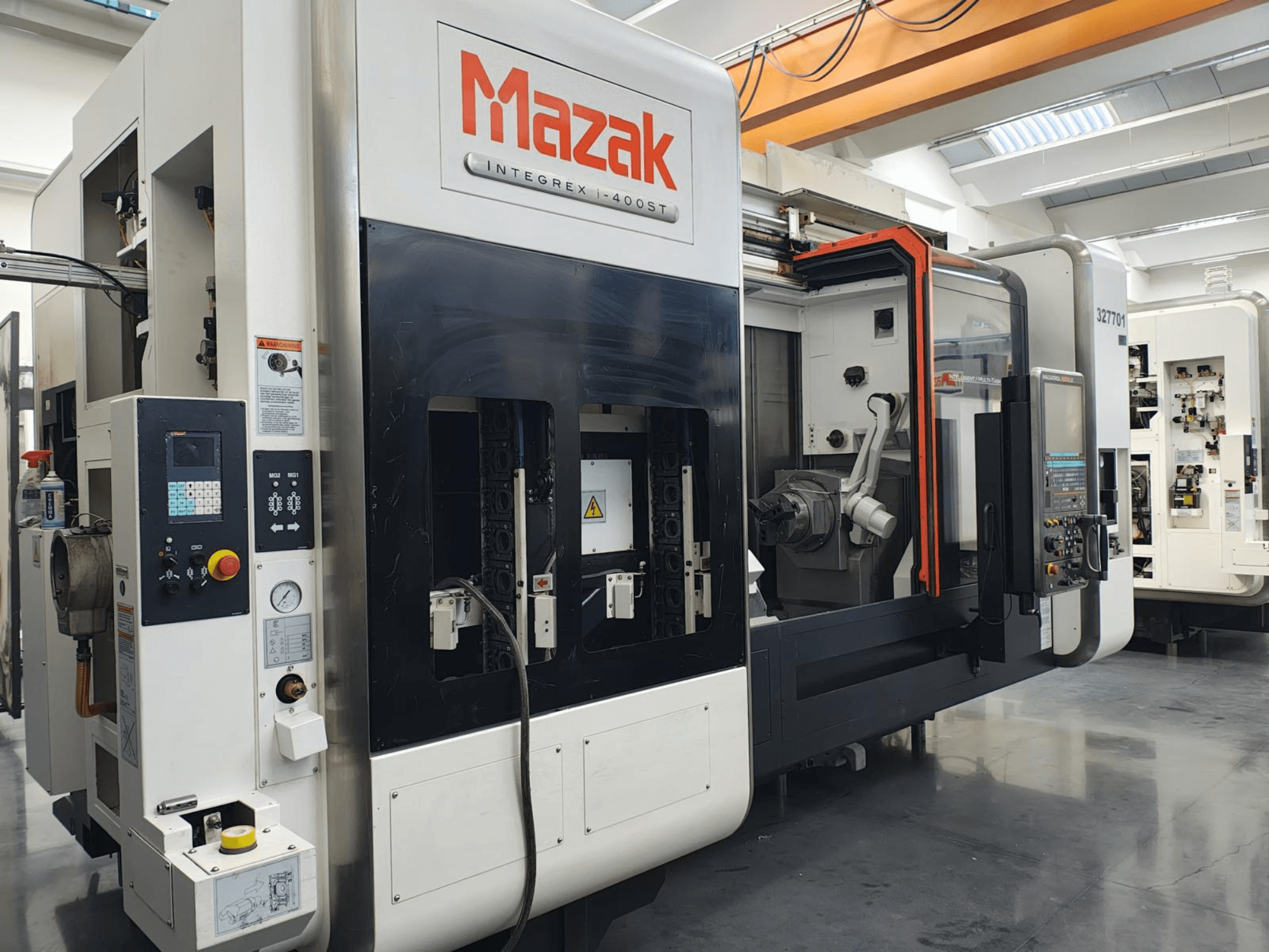 Mazak Integrex 400ST, vue de face ; machine CNC avec panneau de commande, broches et bras robotisé visible dans un atelier.