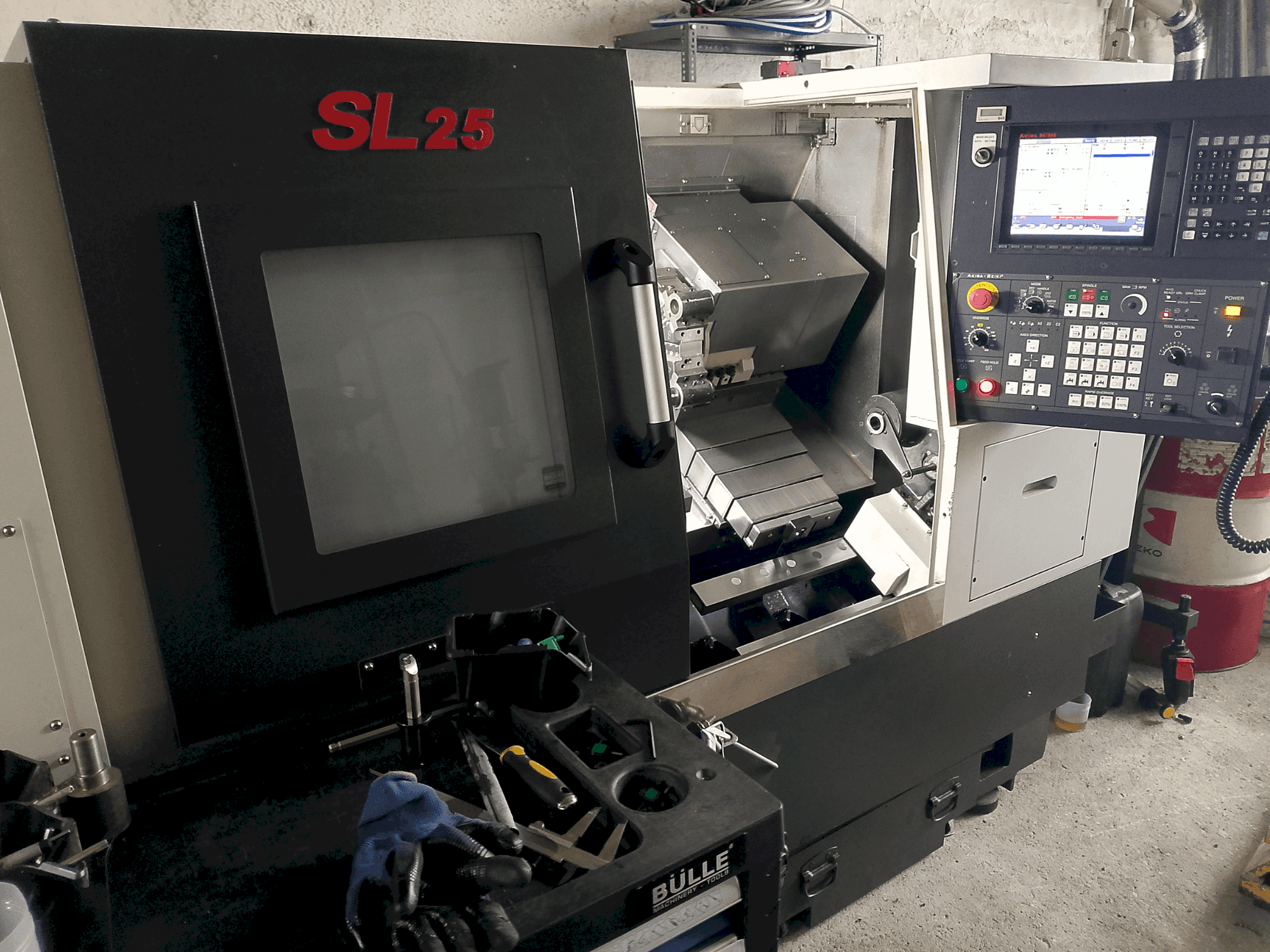 Vue de face de la machine Akira Seiki SL 25