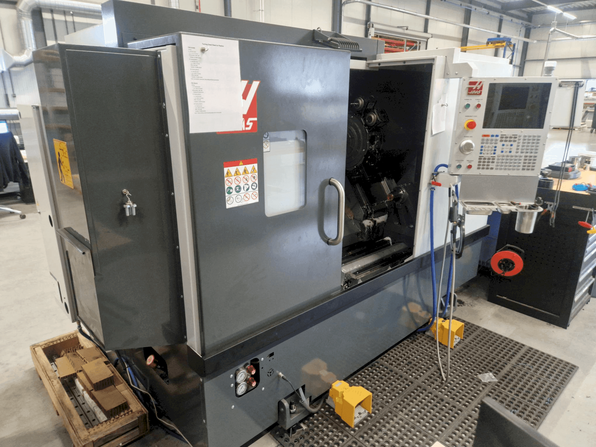 Vue de face de la machine HAAS ST-25Y