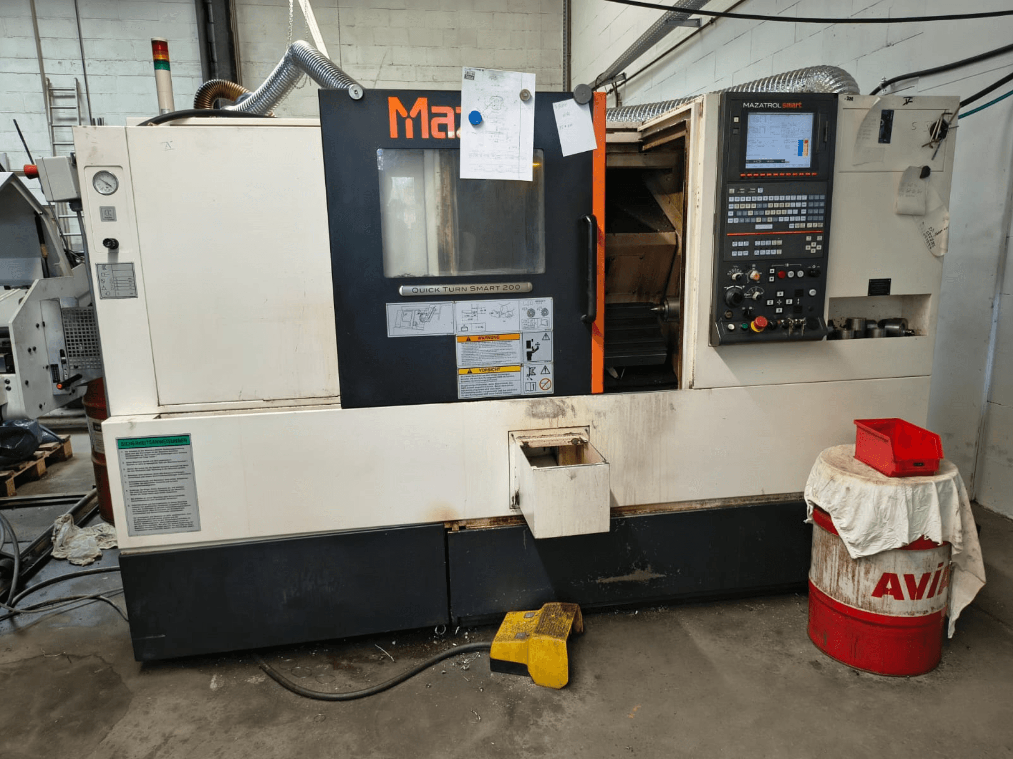 Mazak Quick Turn Smart 200, tour horizontal, vue de face montrant le panneau de commande, le réservoir de liquide de refroidissement et les repères.