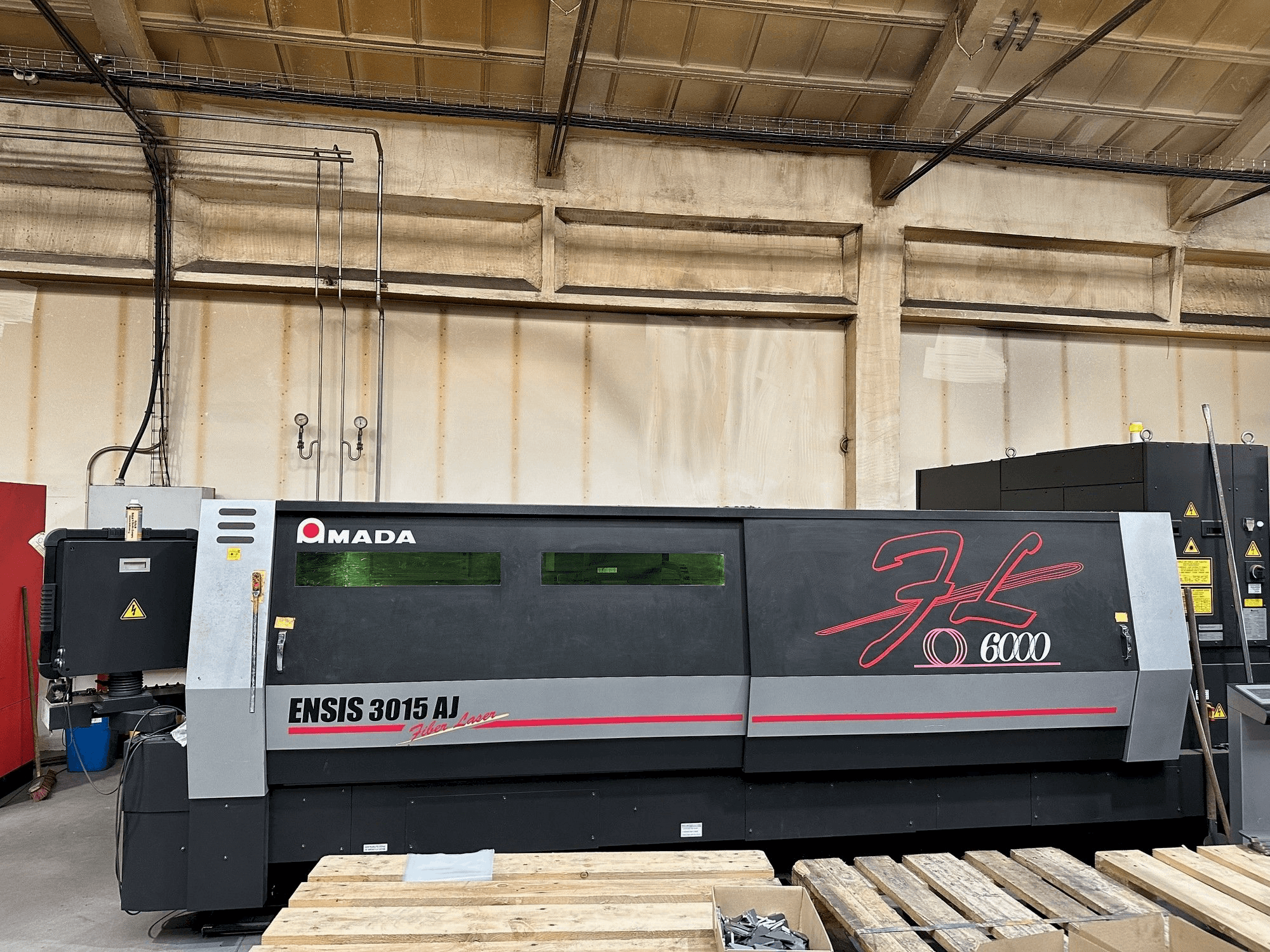 Vue de face de la machine AMADA ENSIS-3015 AJ