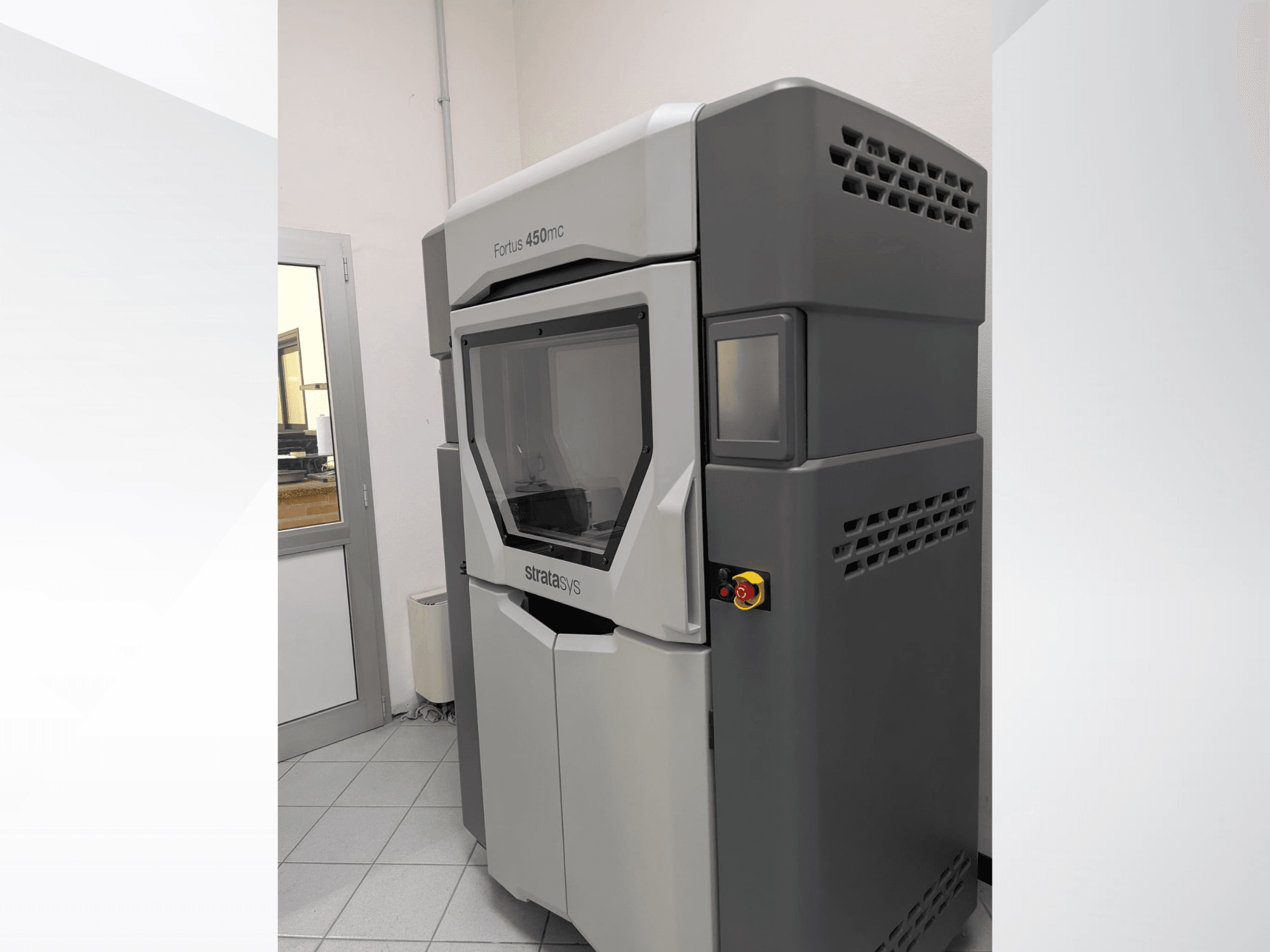 Imprimante 3D plastique Stratasys FORTUS 450mc vue de côté, présentant un design épuré et un panneau de commande.