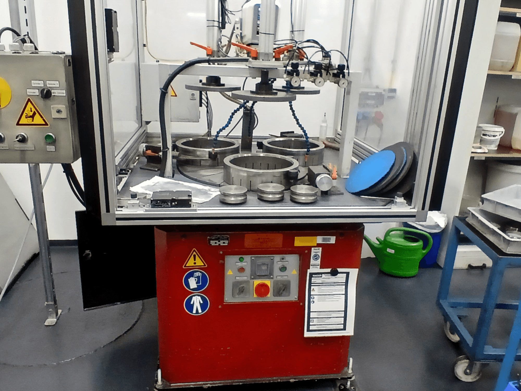 Machine-outil MYLÄP 700 vue de face, présentant le panneau de commande, les composants circulaires et les dispositifs de sécurité sur une base rouge.