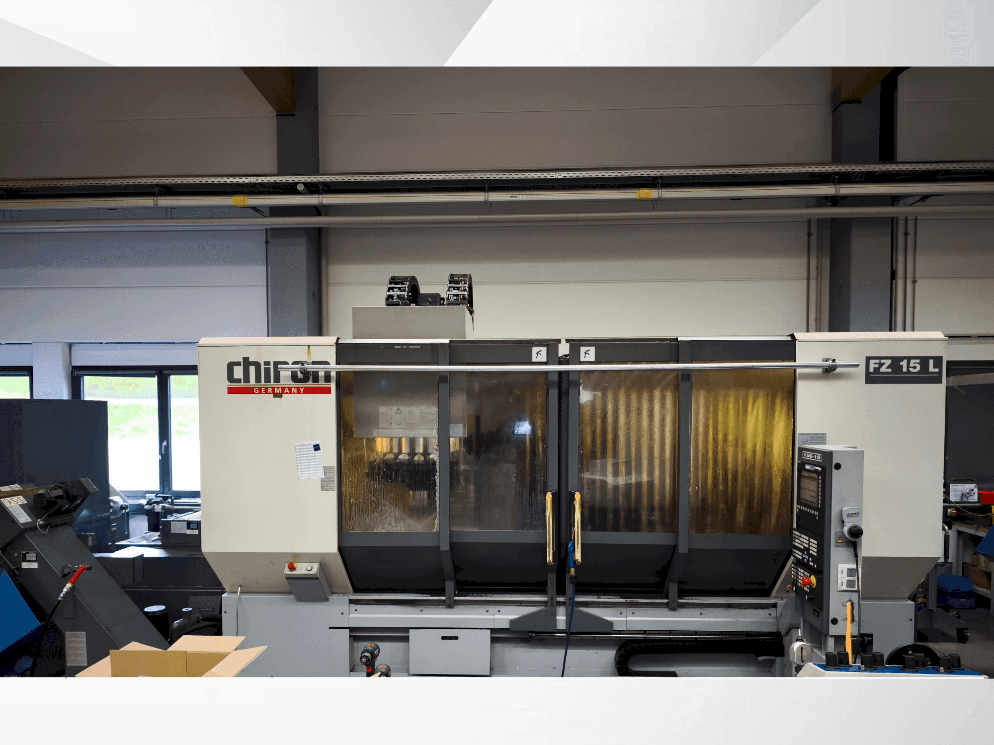 Vue de face de la machine CHIRON FZ 15 L