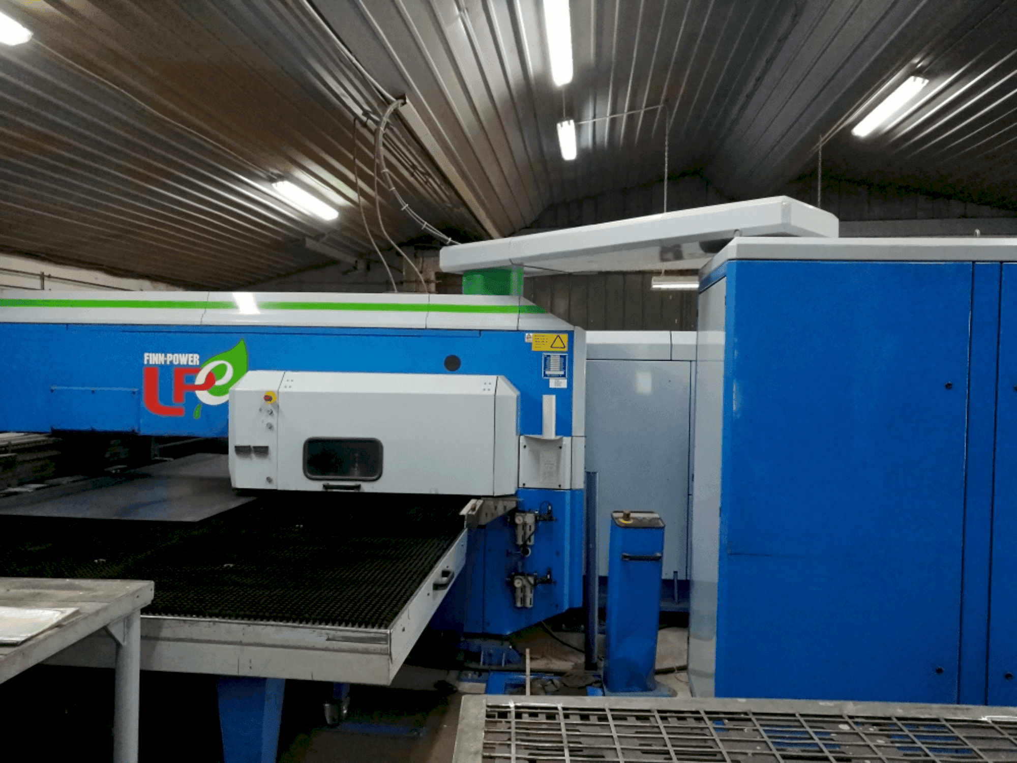 Vue de face de la machine Finn-Power LPE5 SWUH