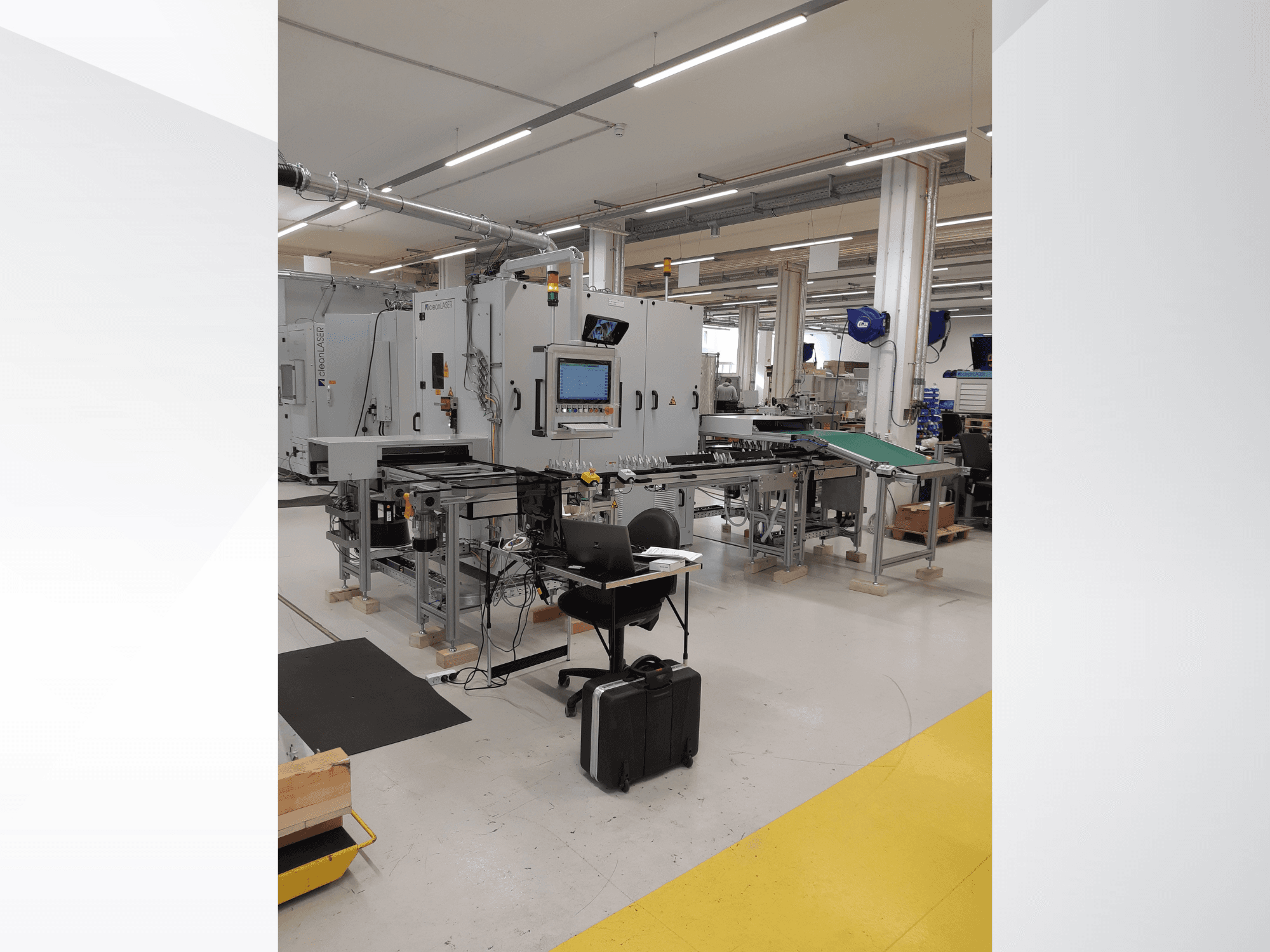 Machine-outil CLEAN LASER clean CELL 3220 CL600, vue de face avec le panneau de commande et la zone de travail, dans un environnement d'usine.