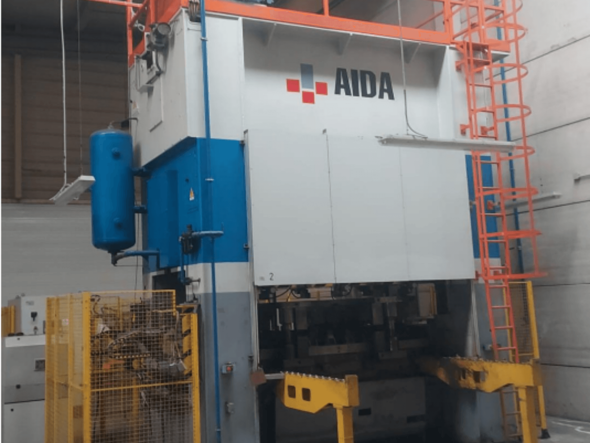 Presse d'estampage mécanique AIDA 315/2MR/LD/TE 3, vue de face avec corps bleu et blanc, base jaune et cage de sécurité.