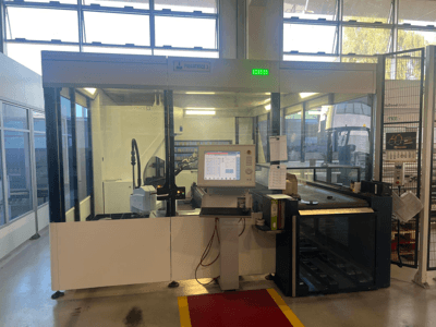 Cintreuse industrielle, modèle Piegatrice 3, vue de face avec panneau de commande et bras robotisé, dans un atelier bien éclairé.