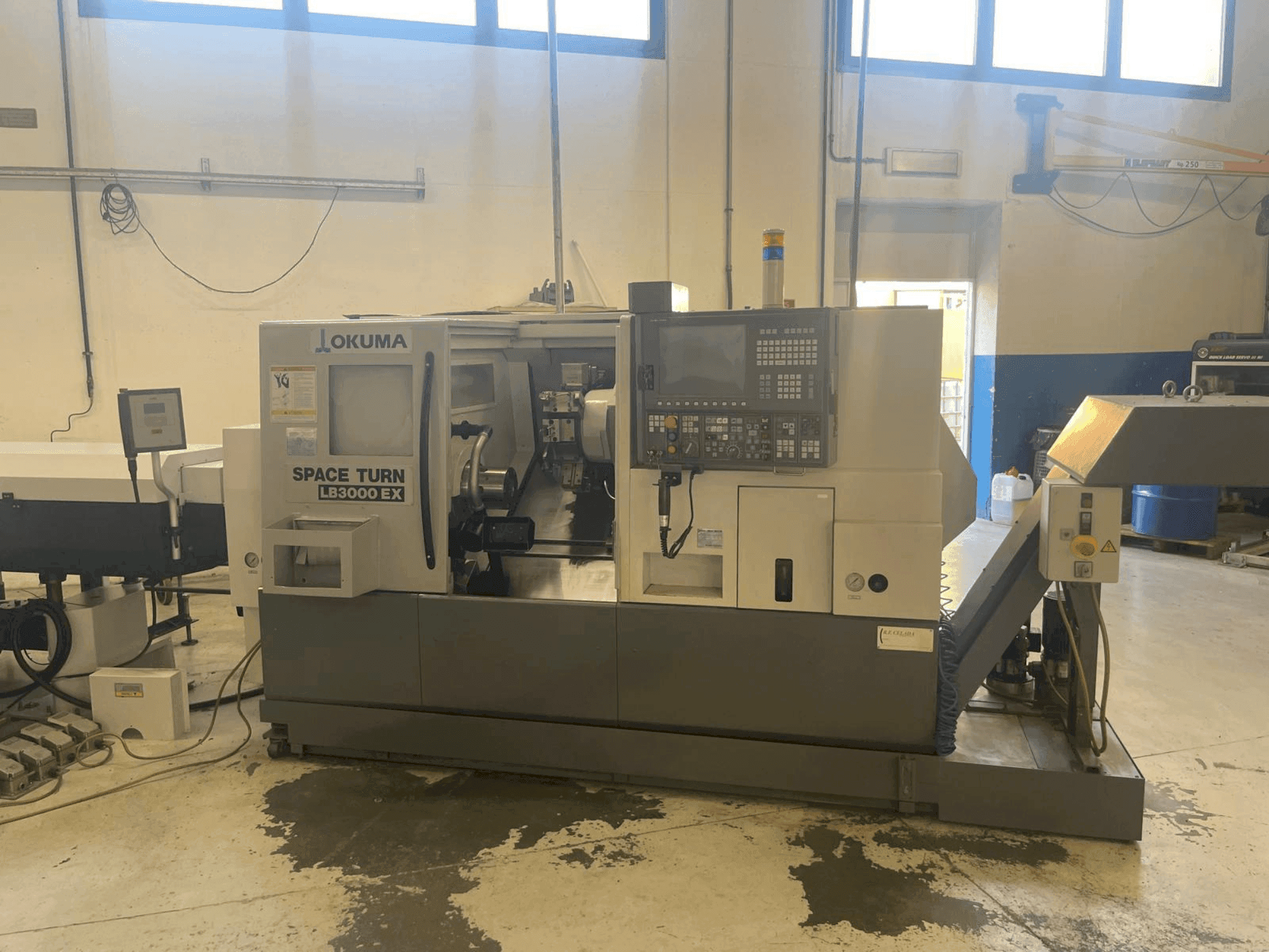 Vue de face de la machine Okuma SPACE TURN LB 3000 EX