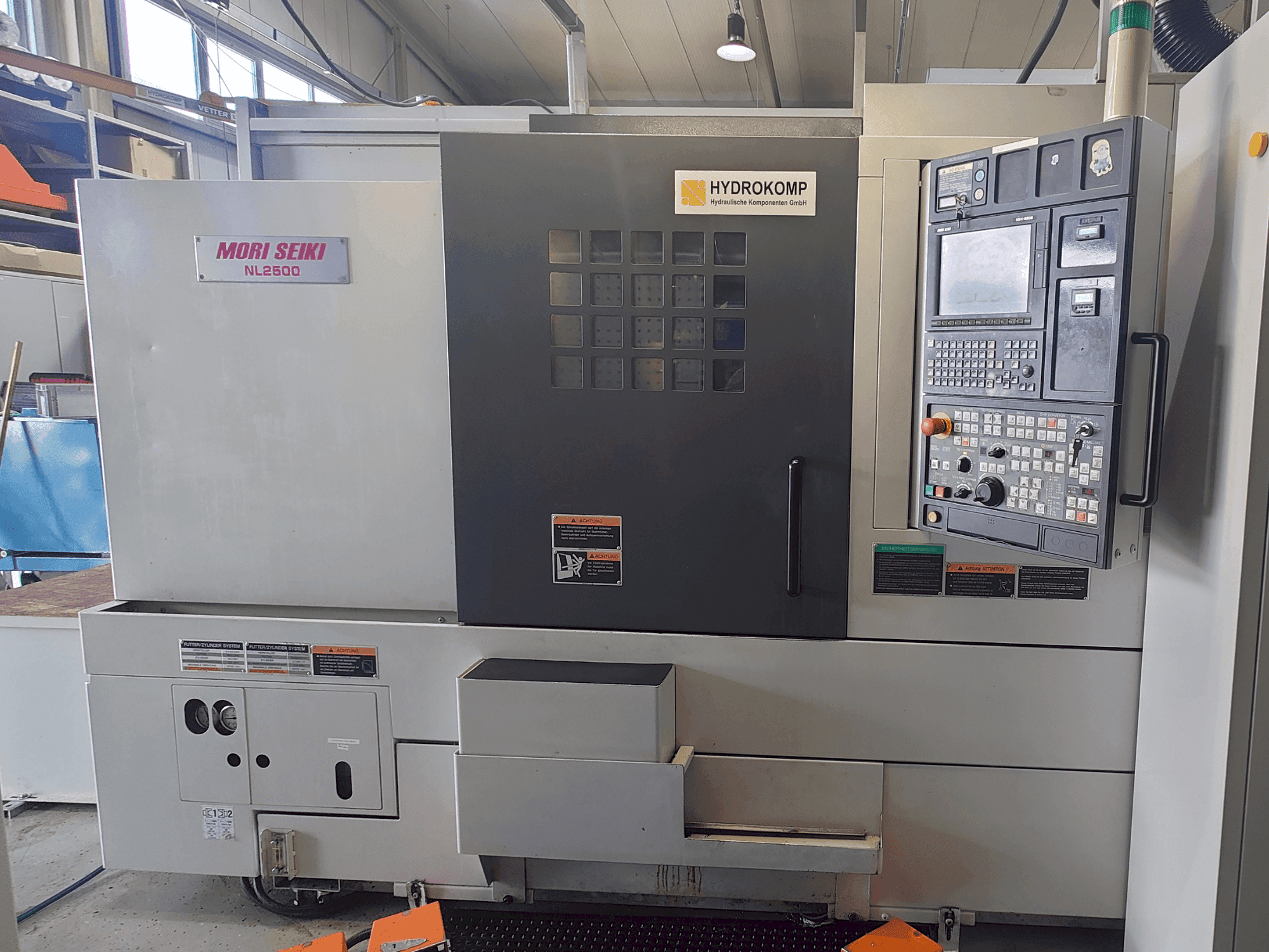 Vue de face de la machine DMG Mori Seiki NL2500SY/700