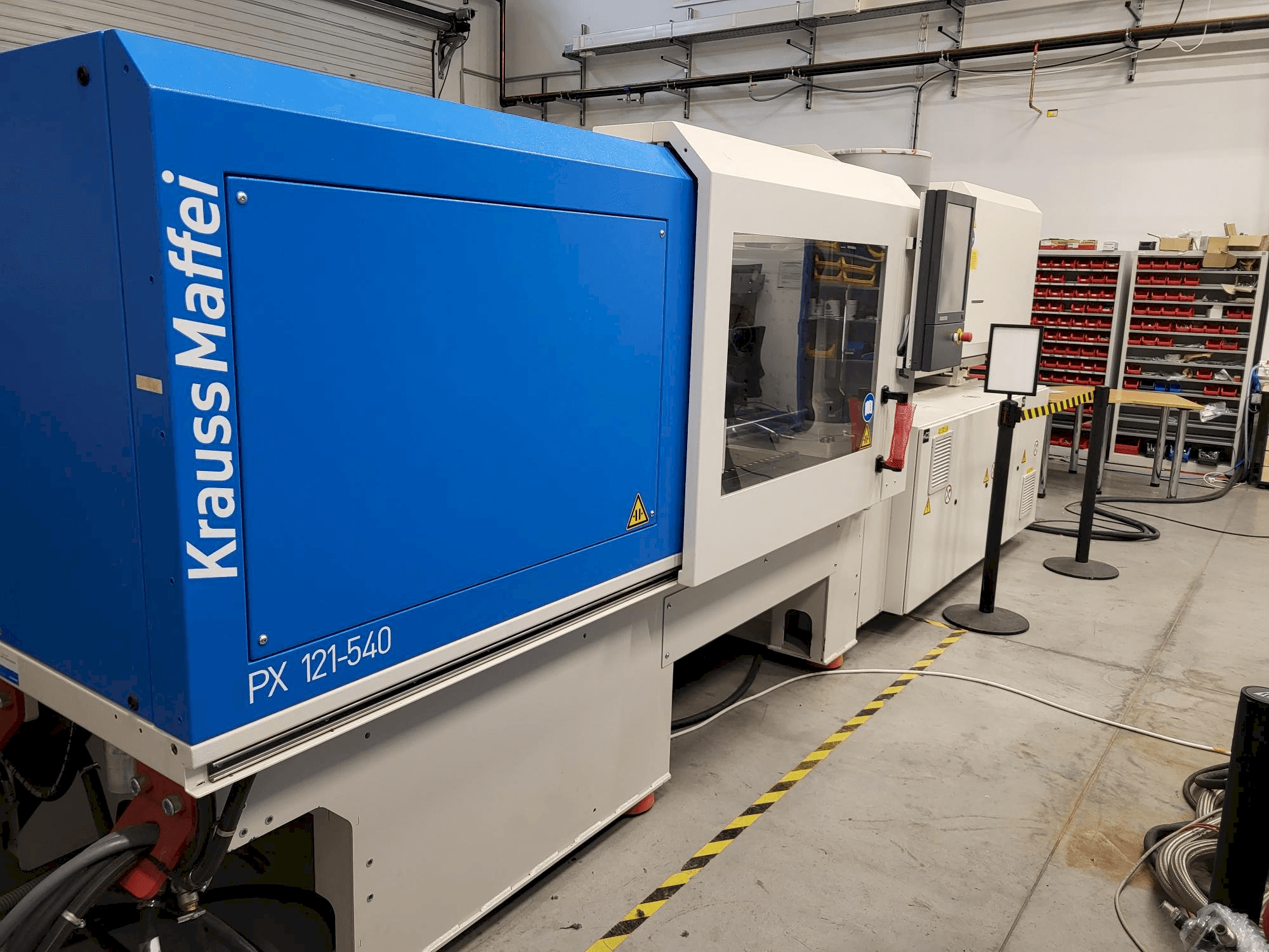 Vue latérale gauche de la machine Krauss Maffei PX 121-540