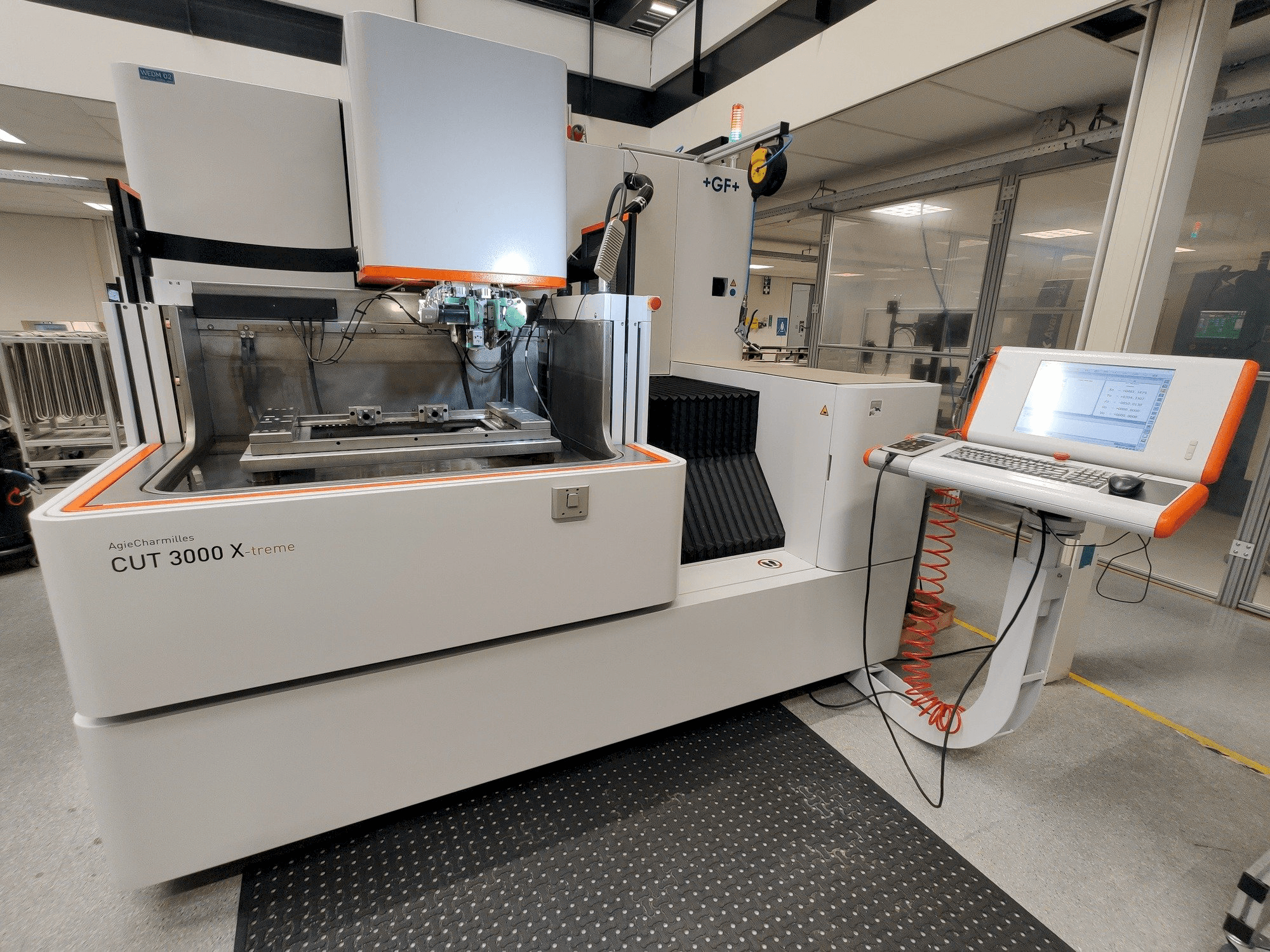 Vue de face de la machine GF AgieCharmilles CUT 3000 X