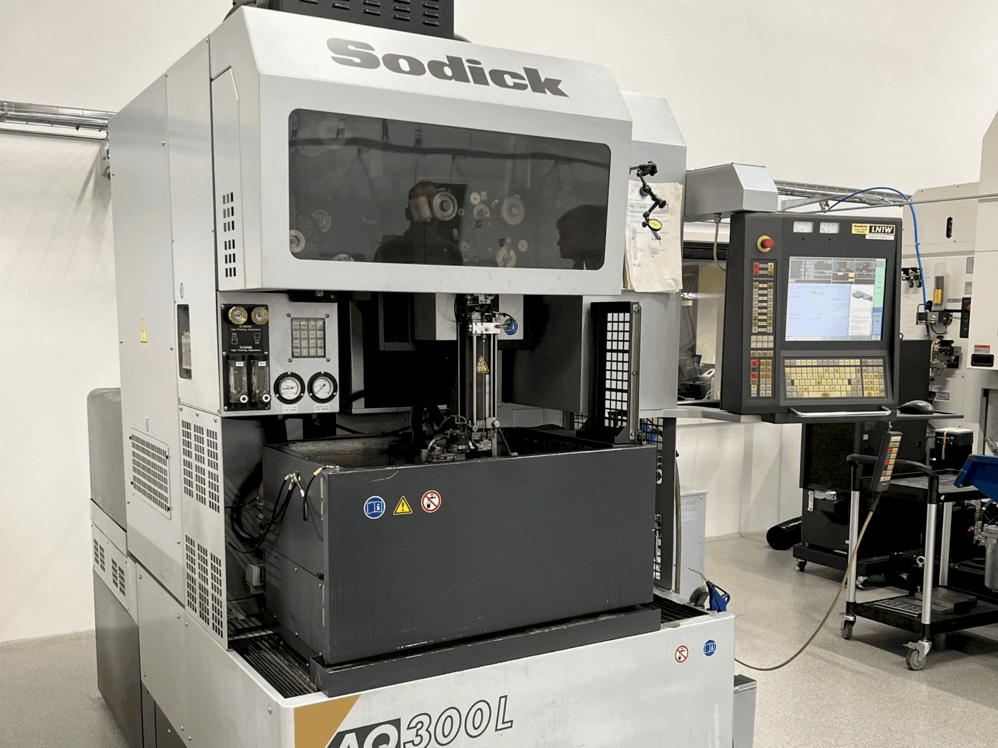 Vue de face de la machine Sodick AQ300L