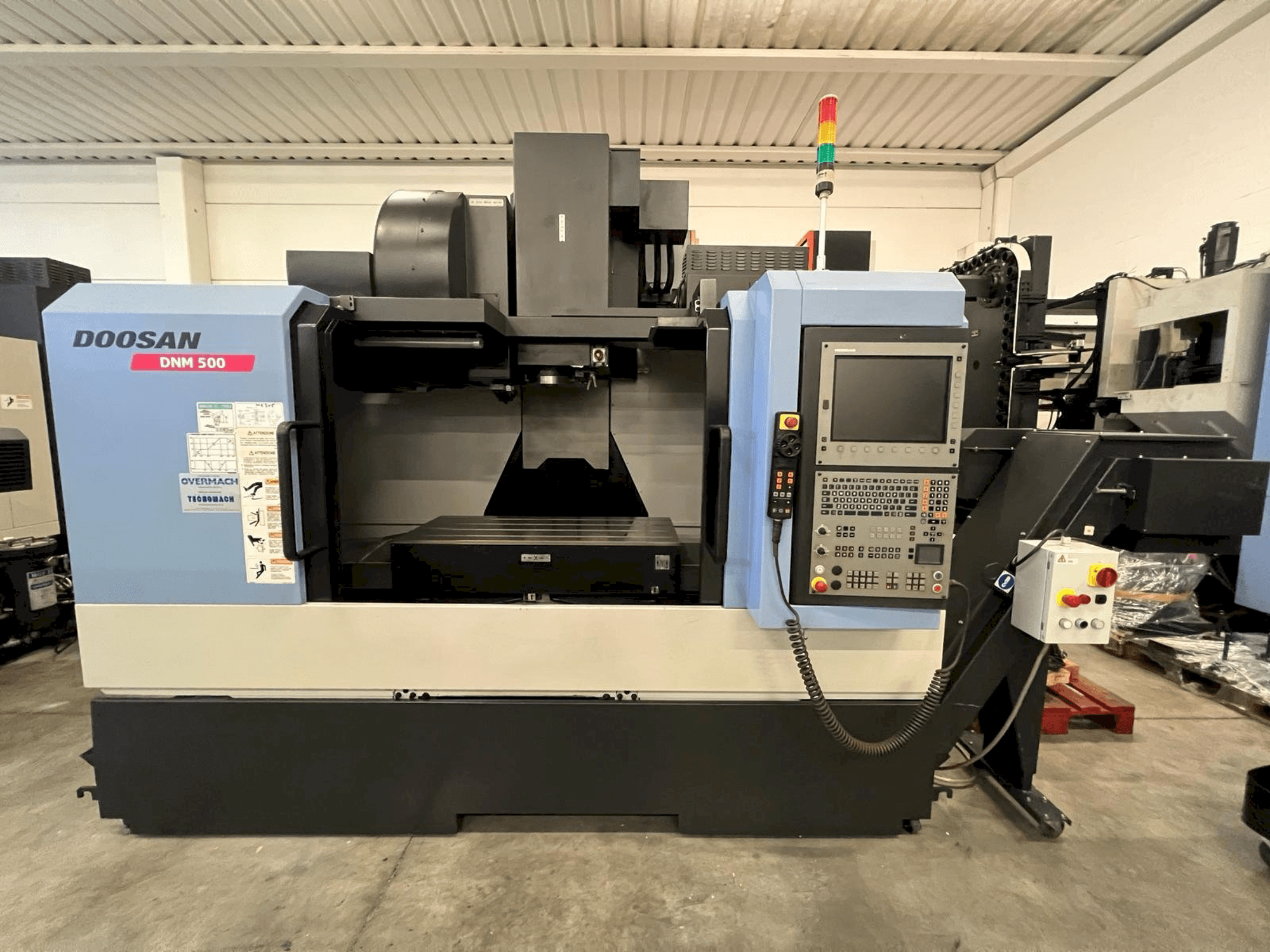 Vue de face de la machine DOOSAN DNM 500