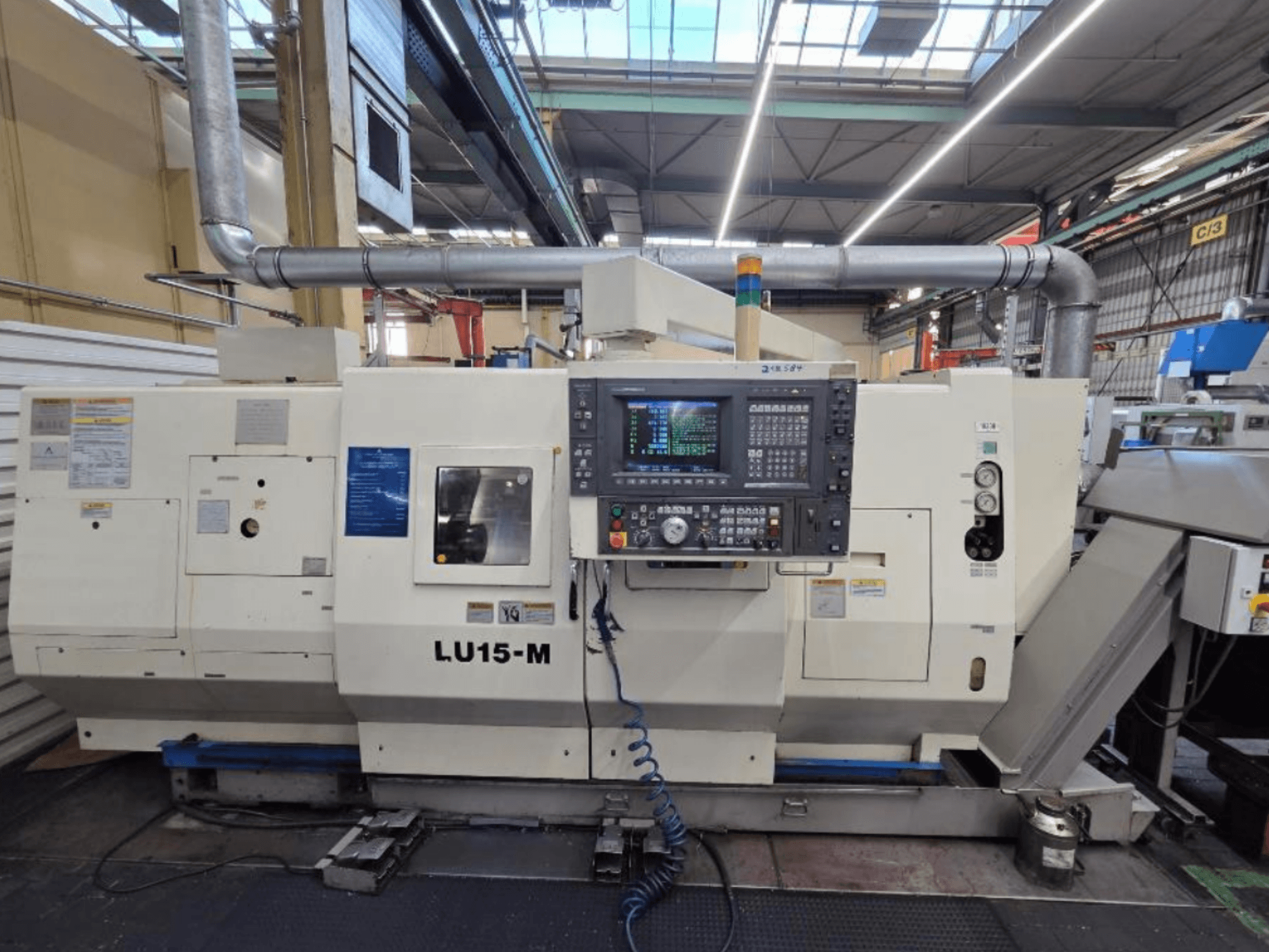 Tour horizontal Okuma LU15 M-2SC 1000, vue de face montrant le panneau de commande et les caractéristiques de la machine dans un atelier.