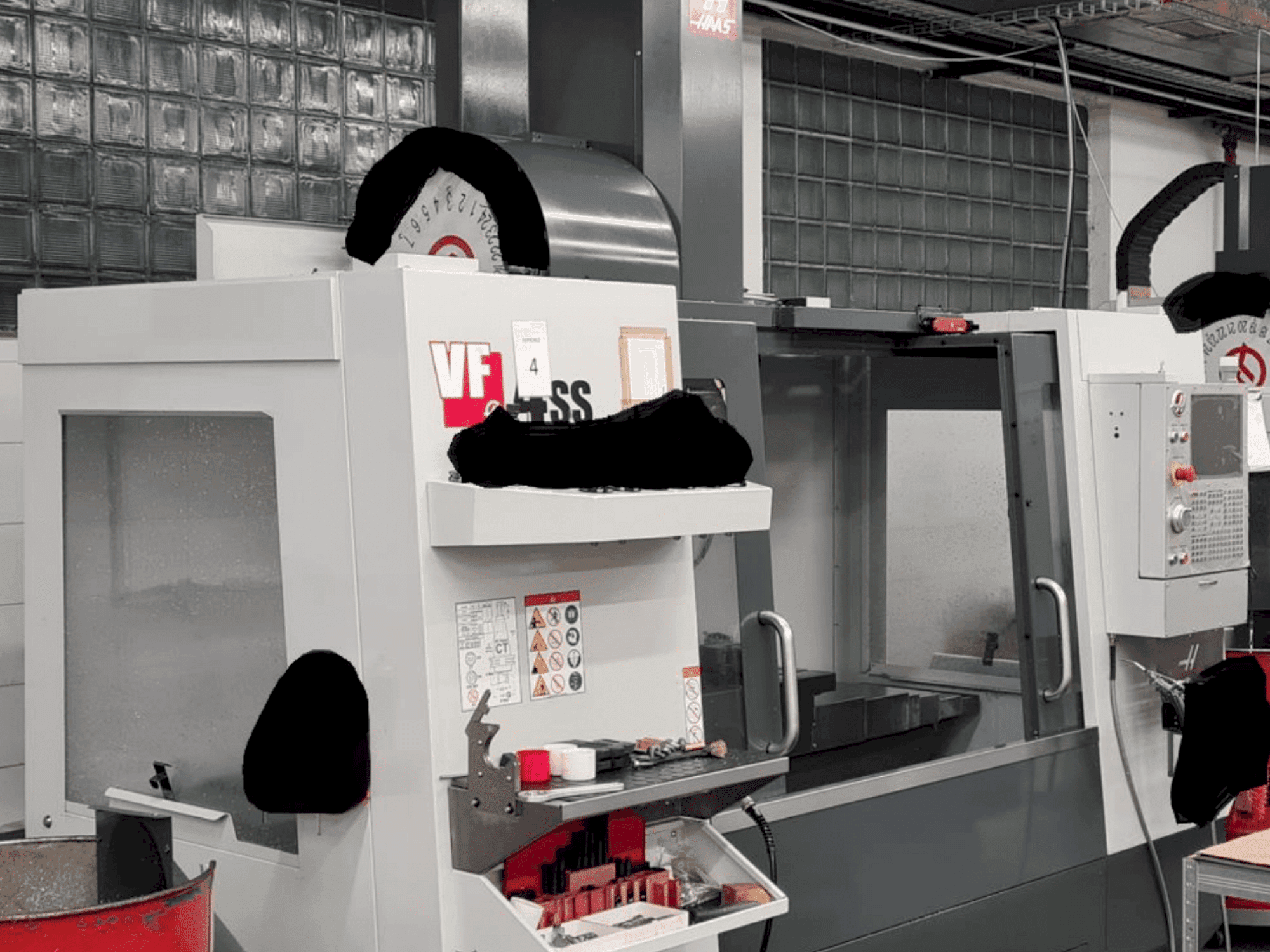 Vue de face de la machine HAAS VF-4SS