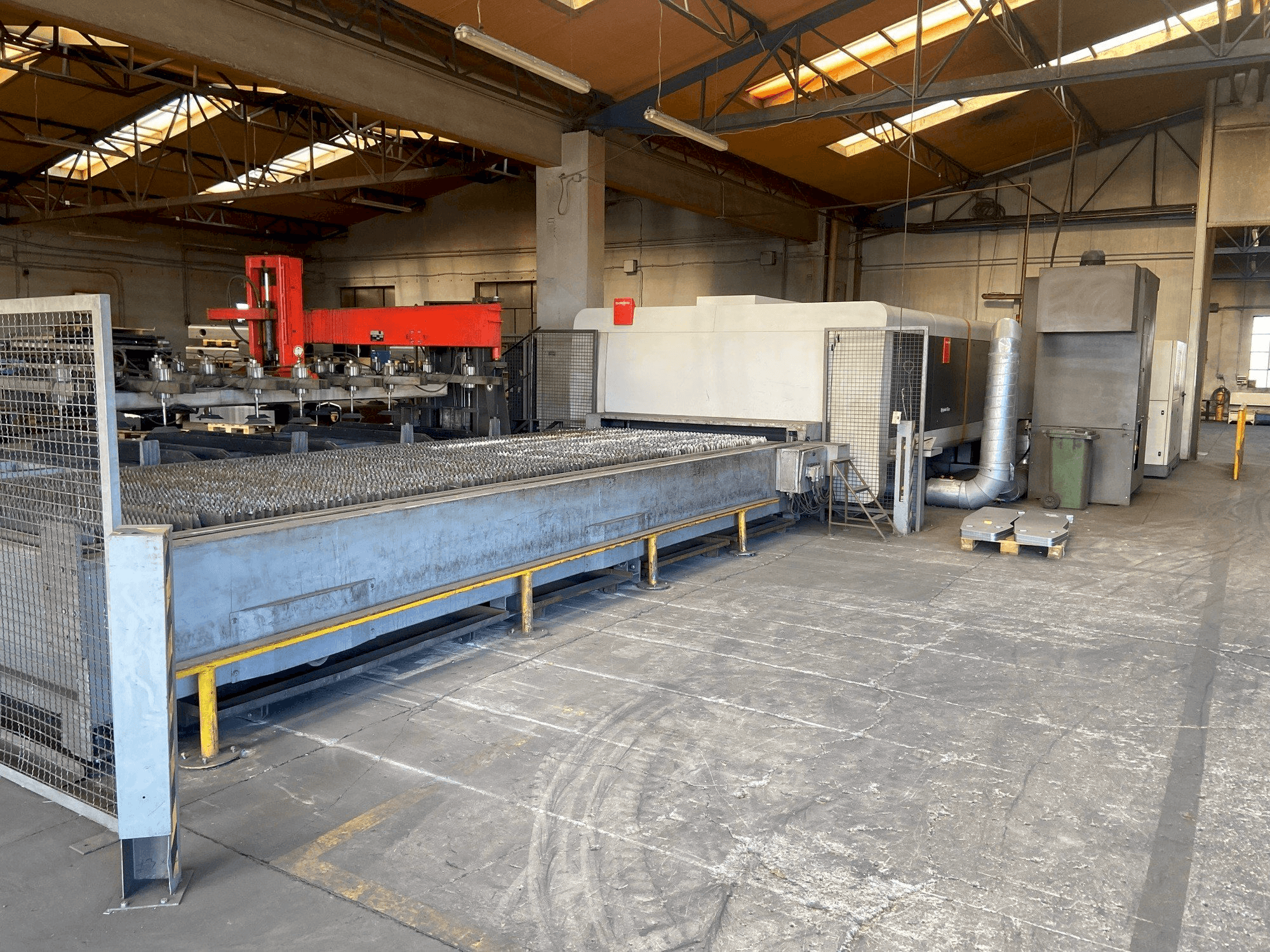 Vue de face de la machine Bystronic BySprint Fiber 6520