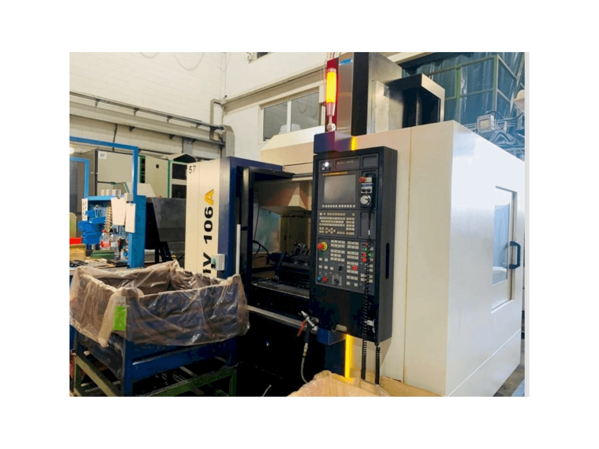 Vue de face de la machine YCM NMV106A