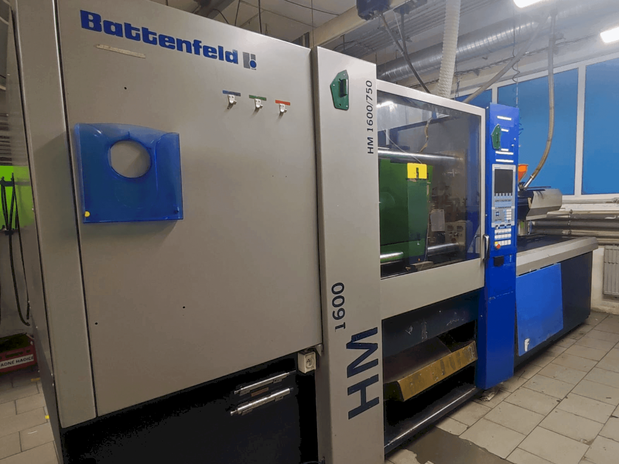 Vue de face de la machine Battenfeld HM 1600/750