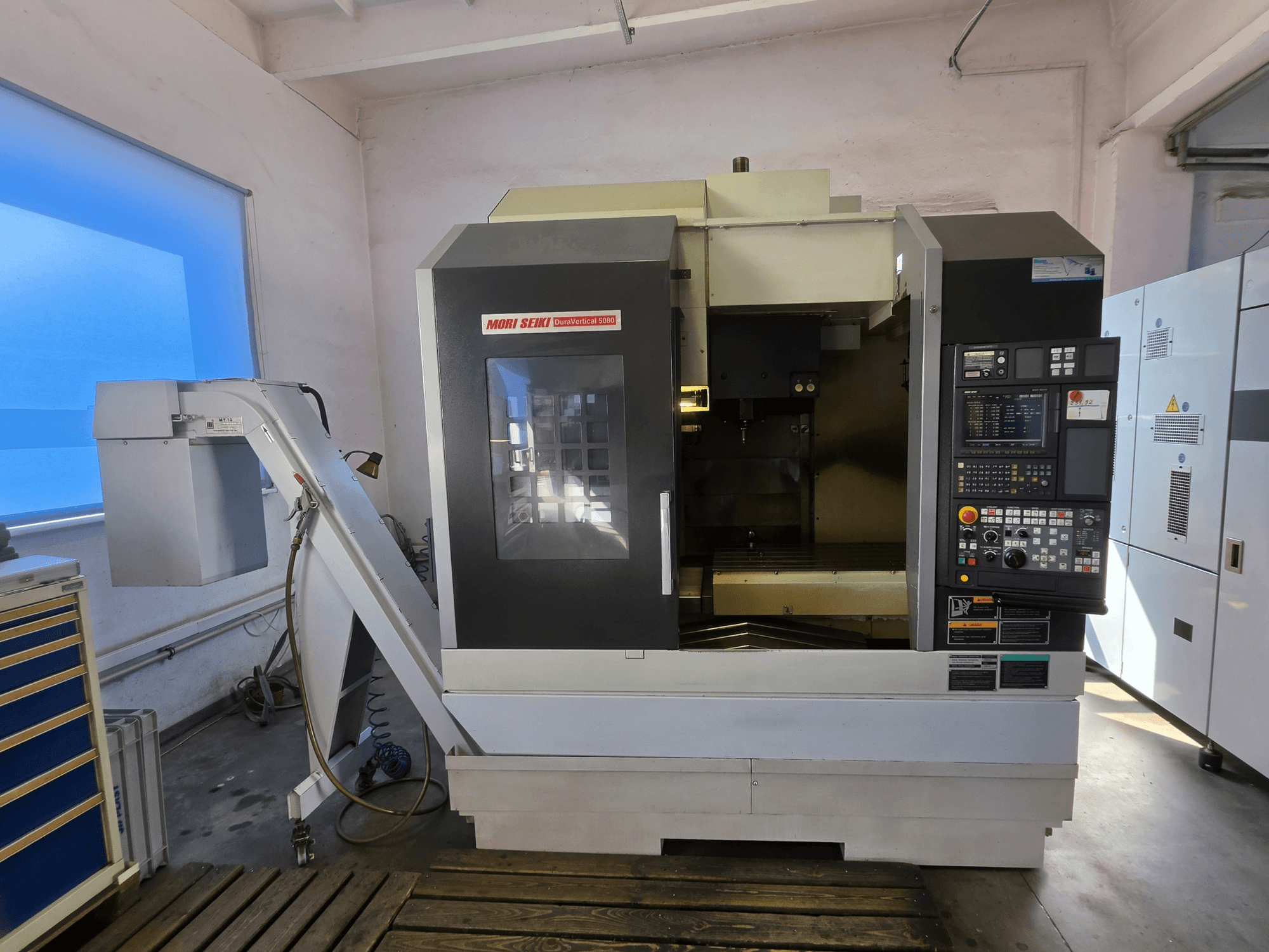 Centre d'usinage vertical MORI SEIKI DuraVertical 5080, vue de face montrant le panneau de commande, la broche et le porte-outil.