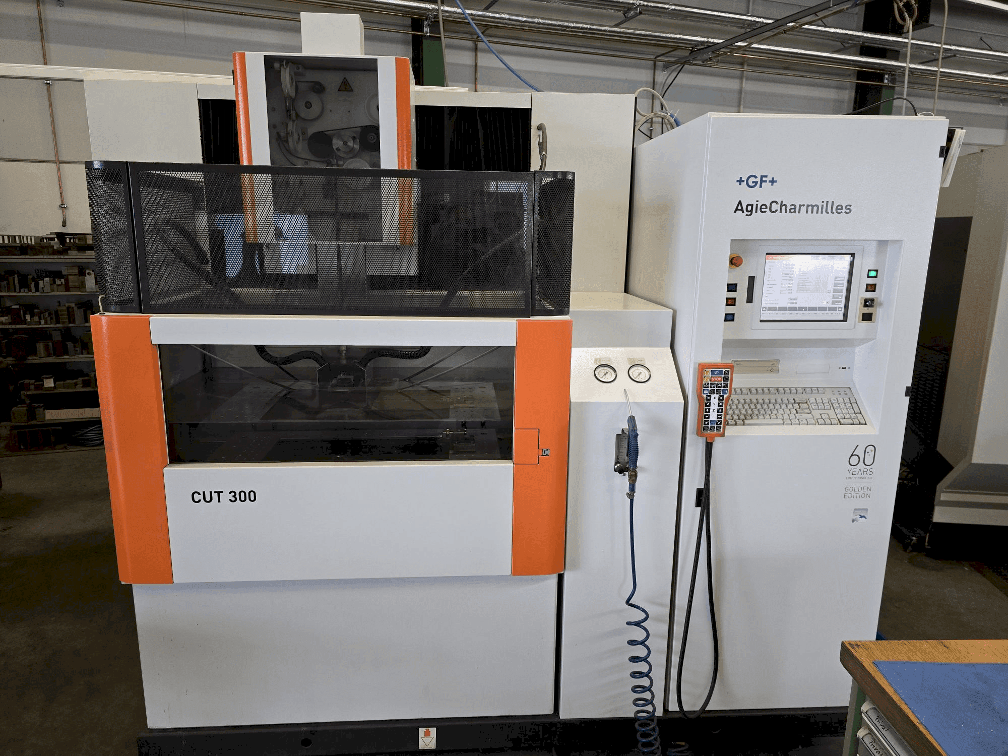 Vue de face de la machine AgieCharmilles CUT 300