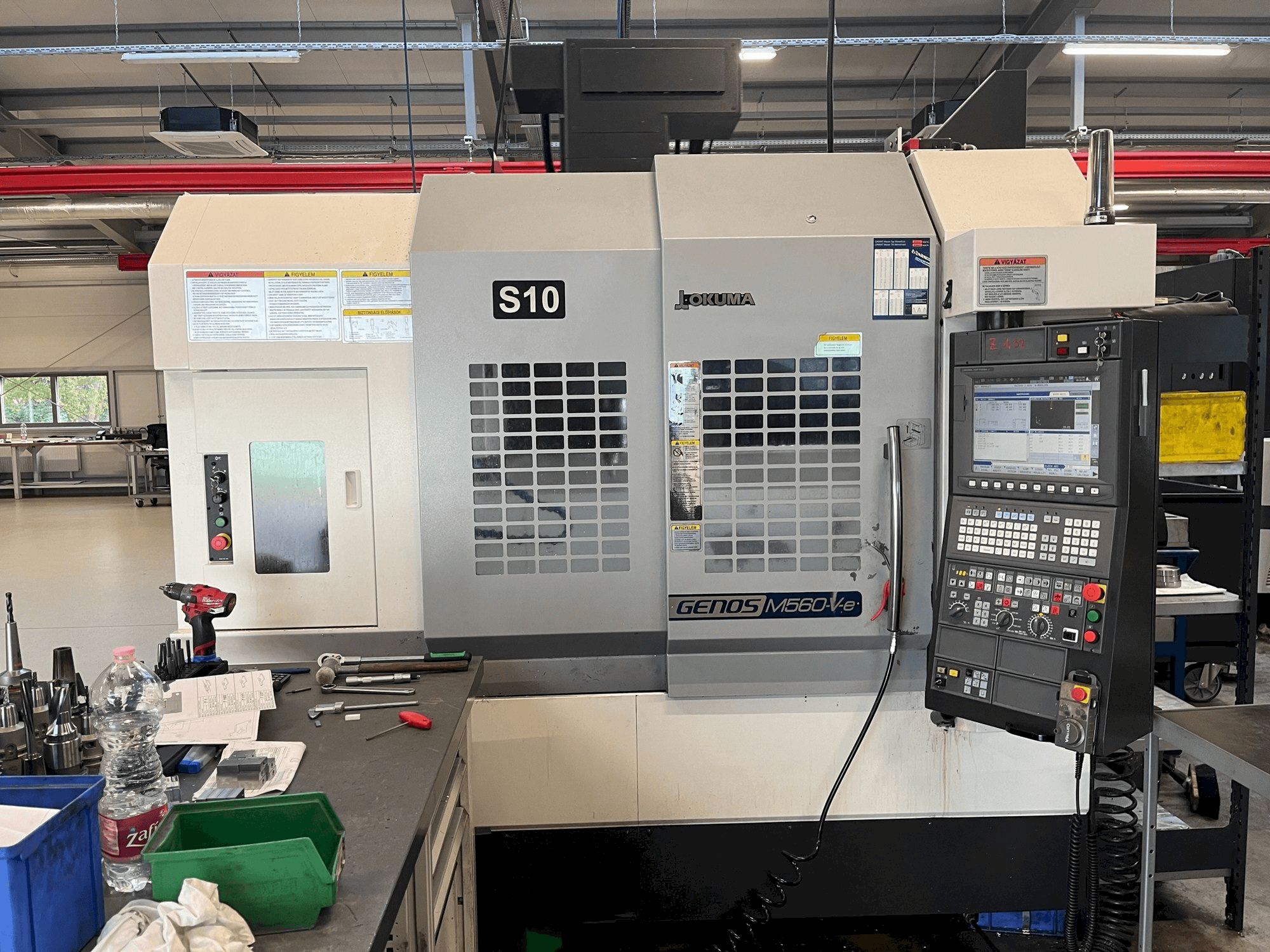 Vue de face de la machine Okuma GENOS M560R