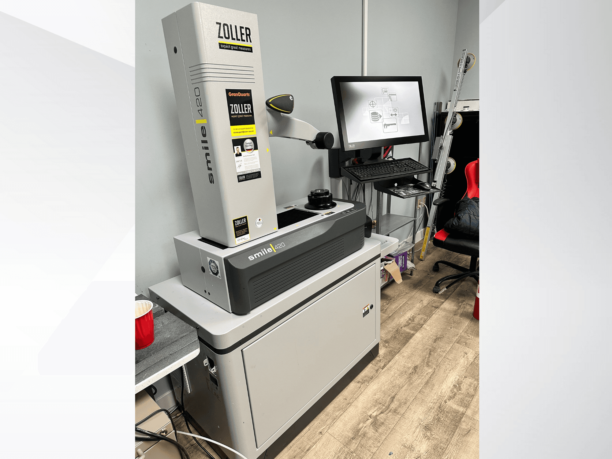 Zoller Smile 420, une machine à mesurer numérique, présentée de face avec un moniteur et un espace de travail à l'arrière-plan.