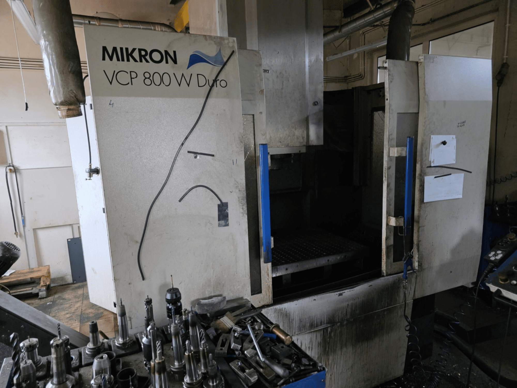 Fraiseuse Mikron VCP 800 W Duro vue de côté, avec les outils et les commandes visibles au premier plan.
