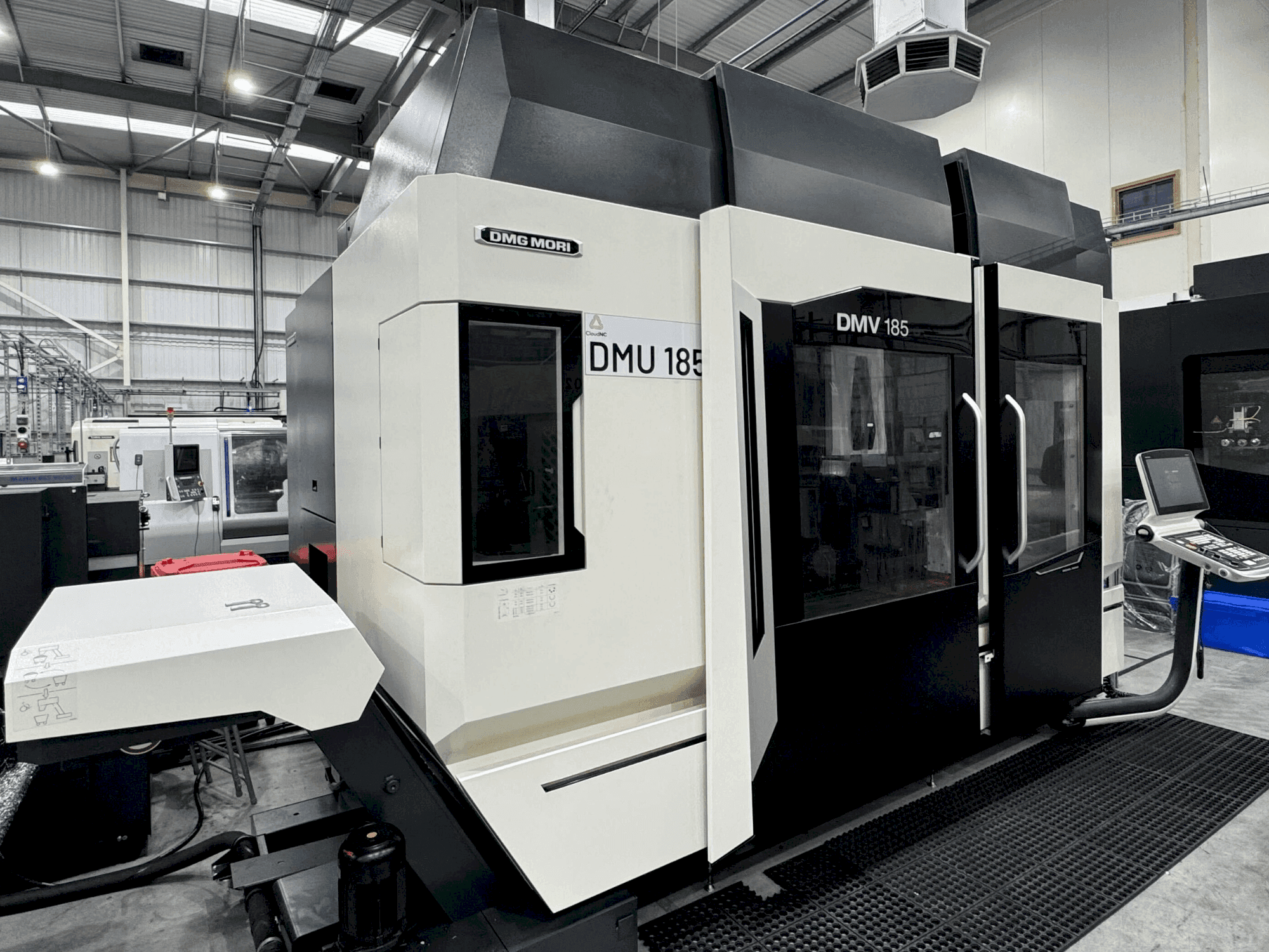 Vue de face de la machine DMG MORI DMV 185