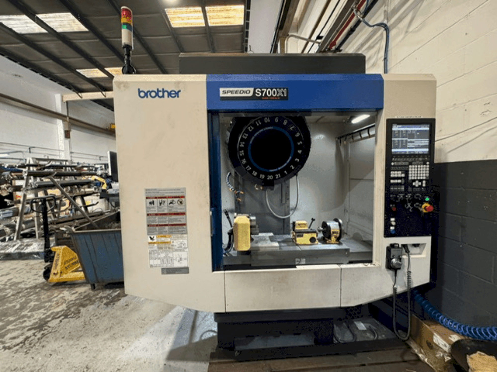 Vue de face de la machine Brother Speedio S700X1