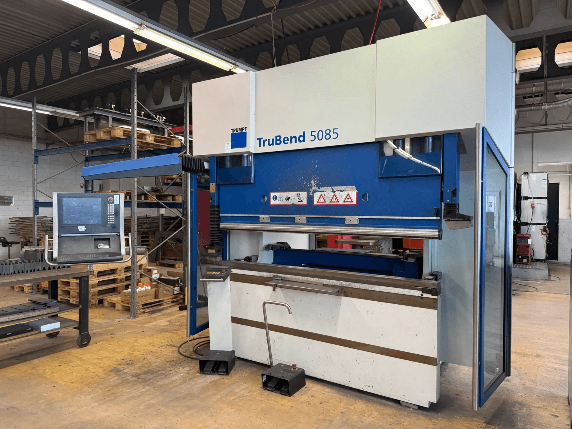 Plieuse TRUMPF TruBend 5085 dans un atelier ; vue de face montrant le panneau de commande et la zone de pliage.