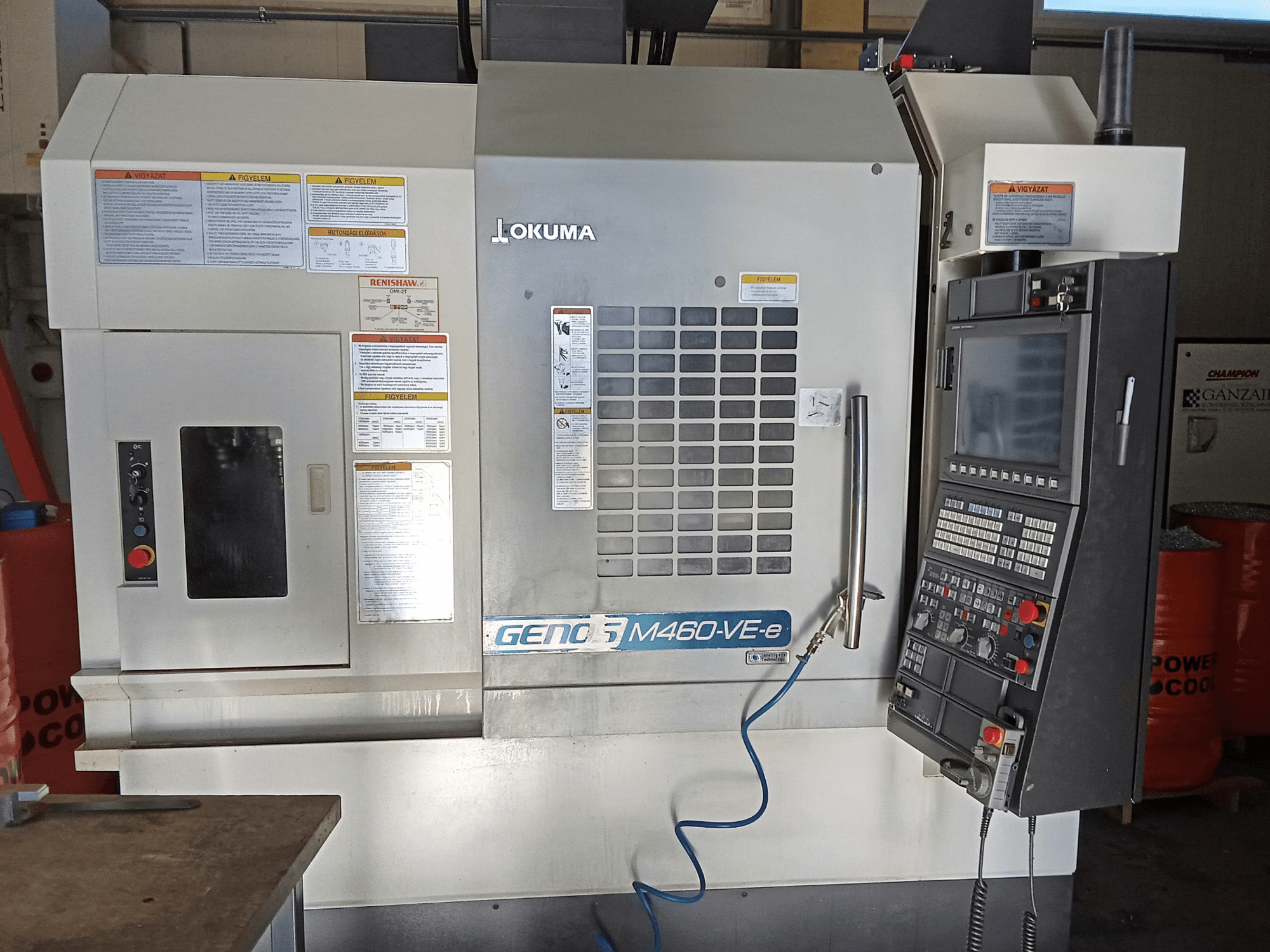 Centre d'usinage vertical Okuma M460R-VE, vue de face, montrant le panneau de commande et les détails de l'interface opérationnelle.