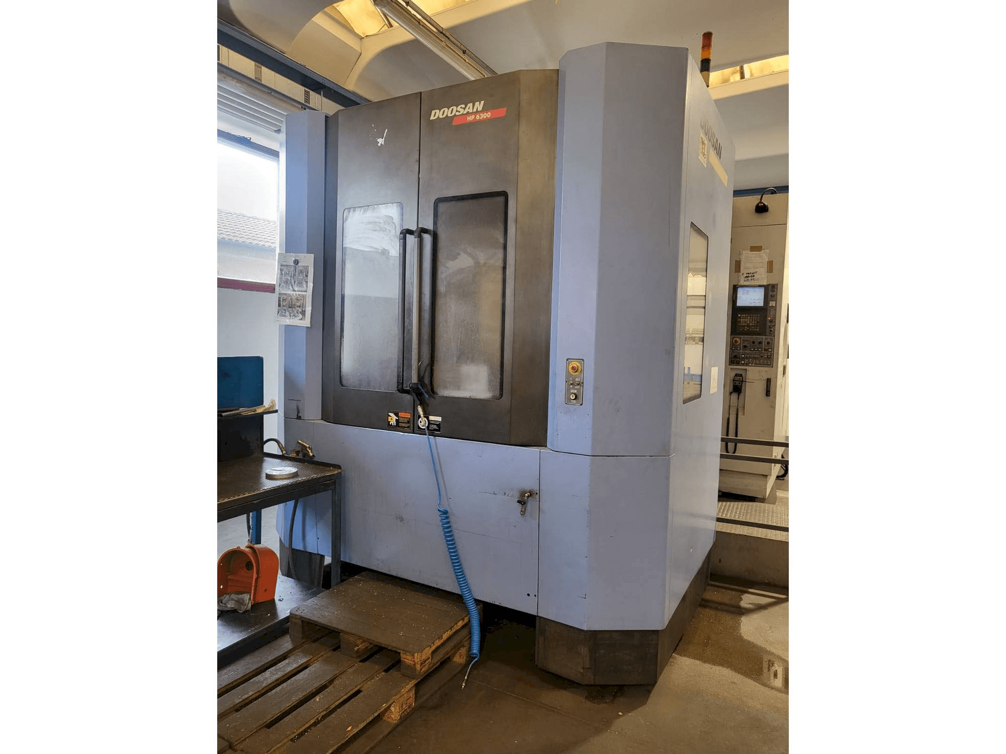 Vue de face de la machine Doosan HP 6300