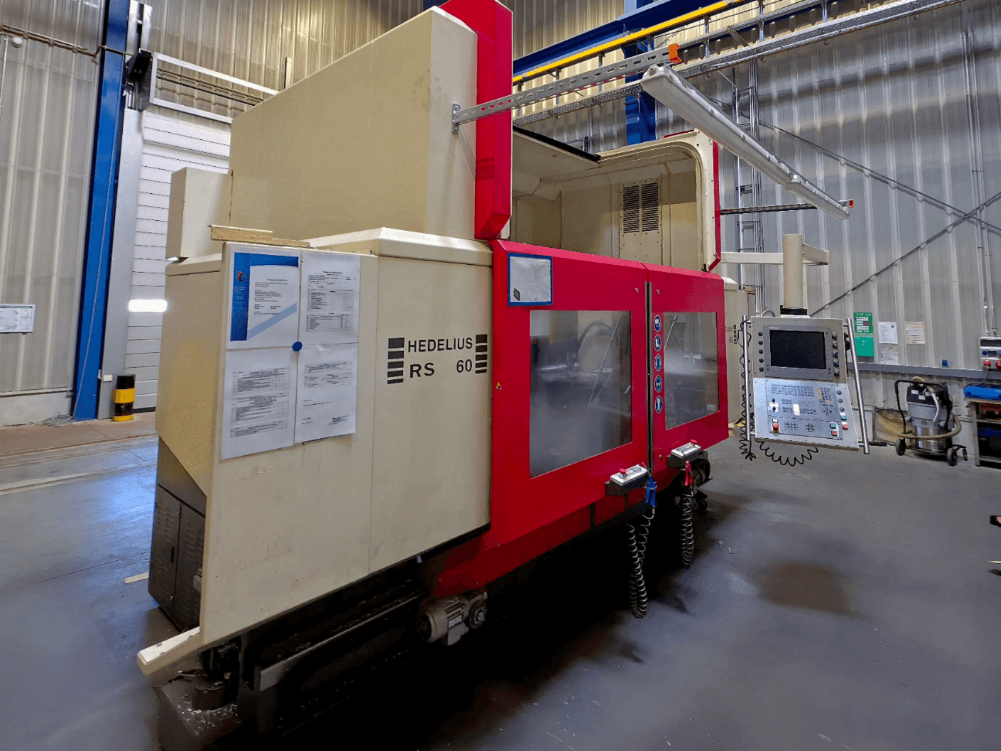 Centre d'usinage vertical HEDELIUS RS 60 K - 2000, vue latérale, caractéristiques du panneau de commande et des consignes de sécurité visibles.