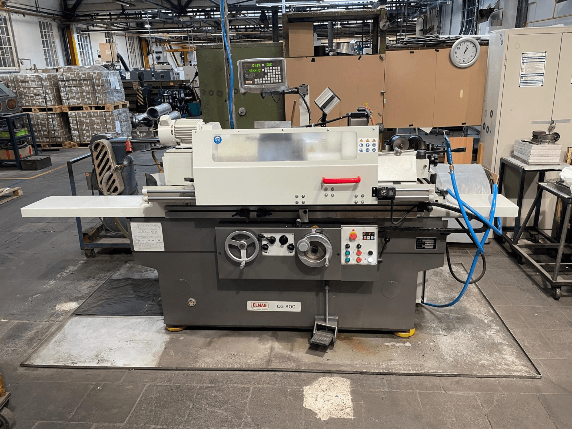 Rectifieuse cylindrique ELMAG CG 800, vue de face, avec panneau de commande, meule et plan de travail.