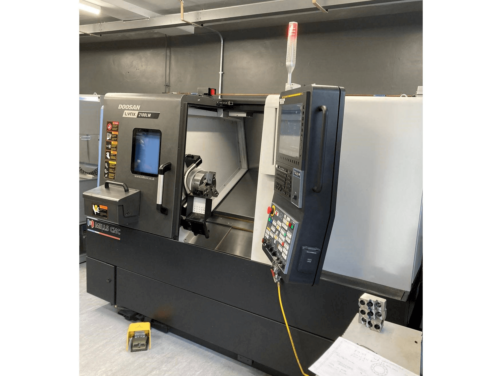 Vue de face de la machine Doosan Lynx 2100 LMB