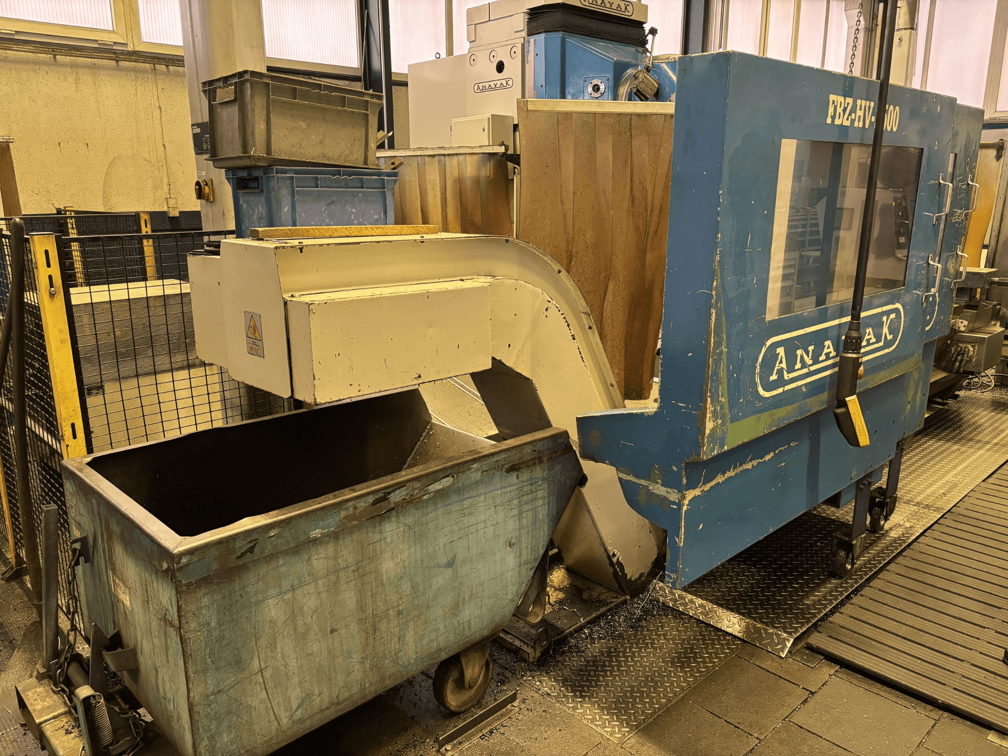 Fraiseuse à banc ANAYAK FBZ-HV-2500 dans un atelier, vue de face montrant le panneau de commande et les bacs à accessoires.