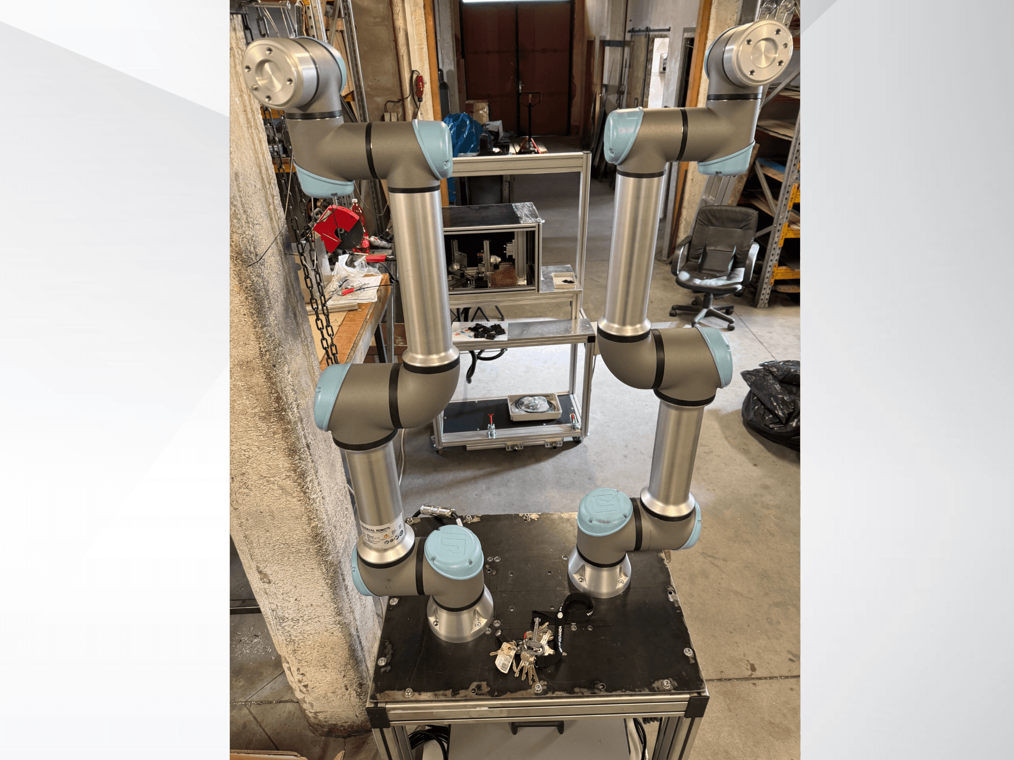 Vue de dessus du bras robotique UR5e d'Universal Robots, mettant en évidence sa structure en aluminium à plusieurs articulations et ses articulations gris-bleu.