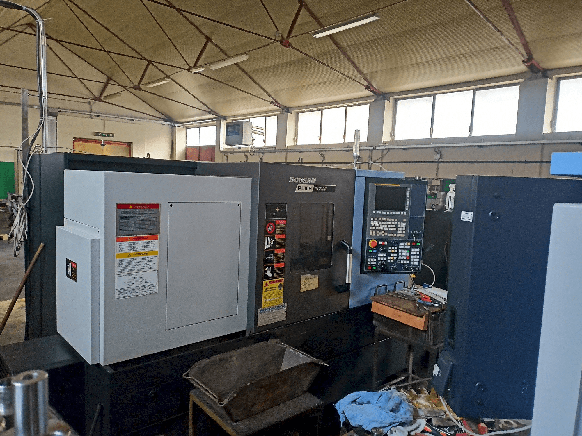 Vue de face de la machine DOOSAN Puma GT2100