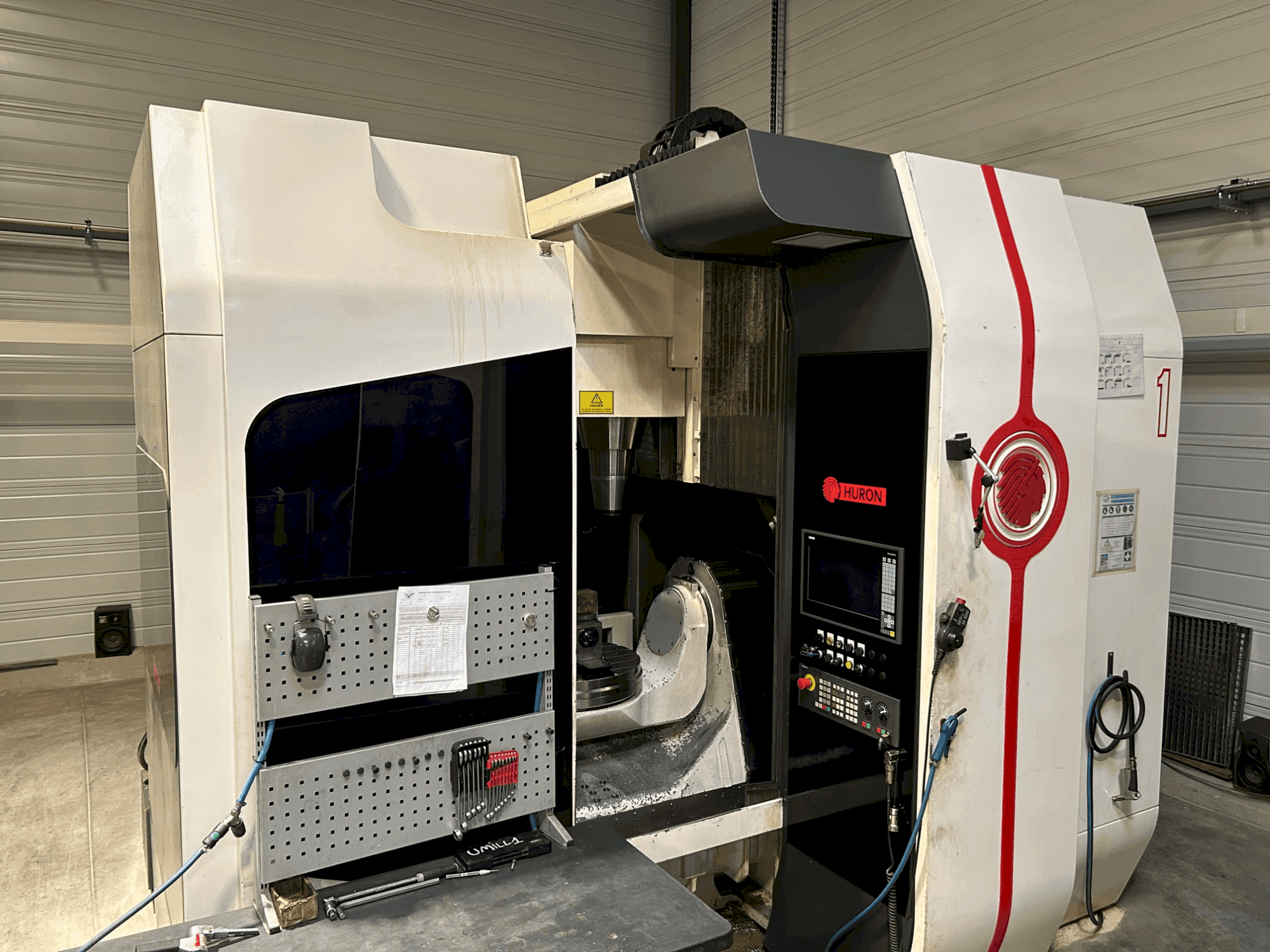 Vue de face de la machine Huron UMILL 6