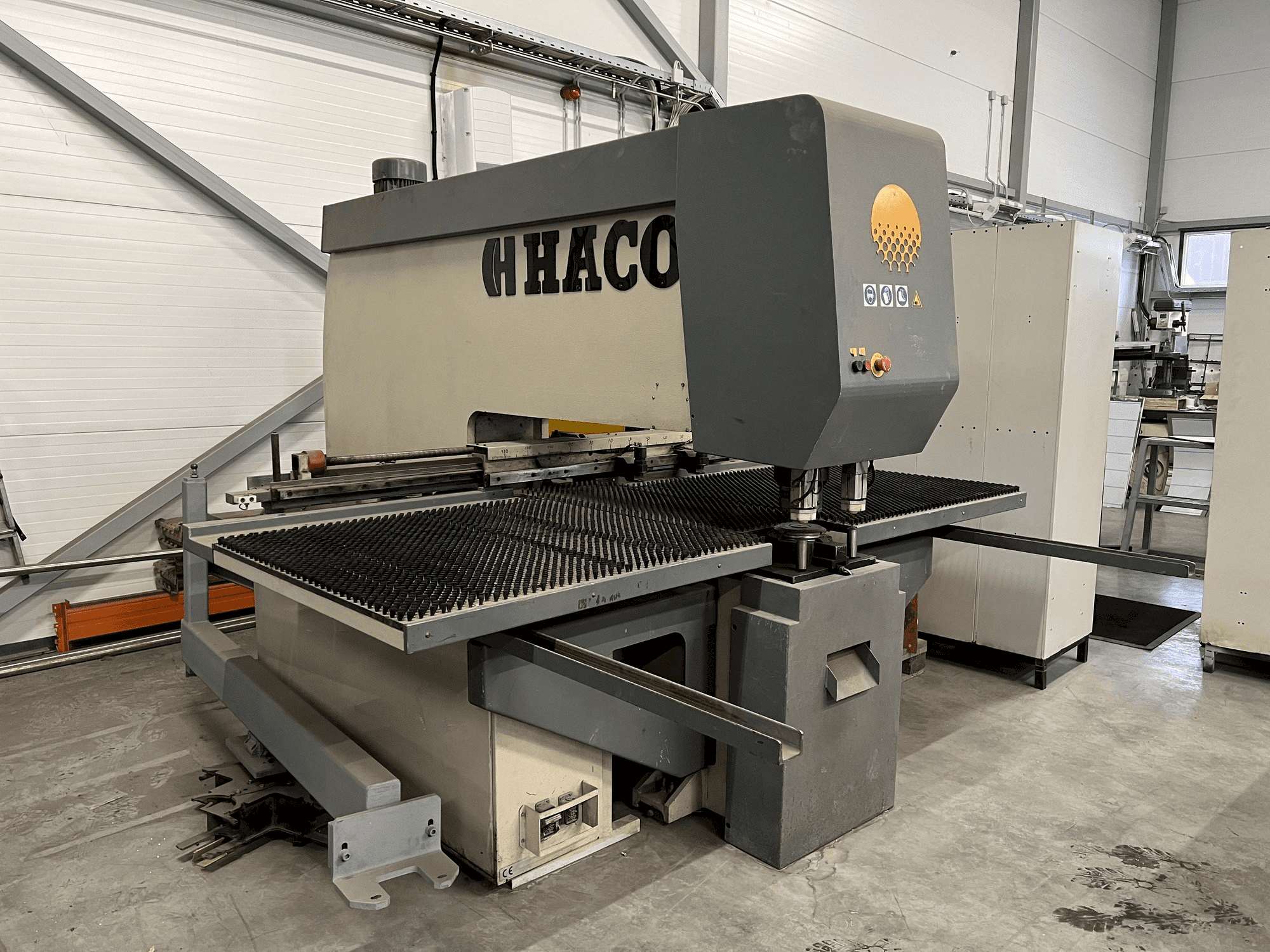 Vue de face de la machine HACO PM 310V-3