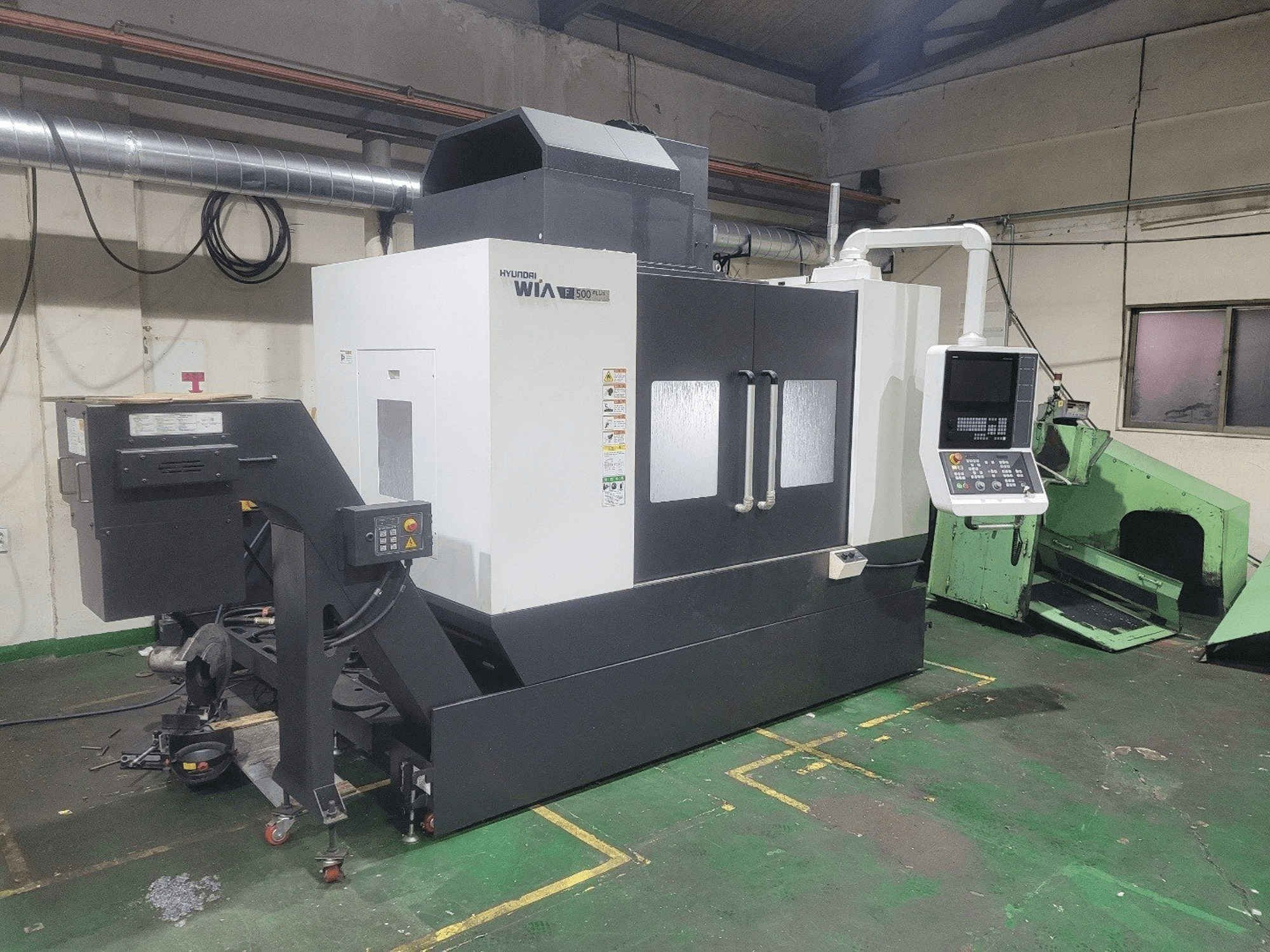 Front view of Hyundai Wia F500 PLUS machine