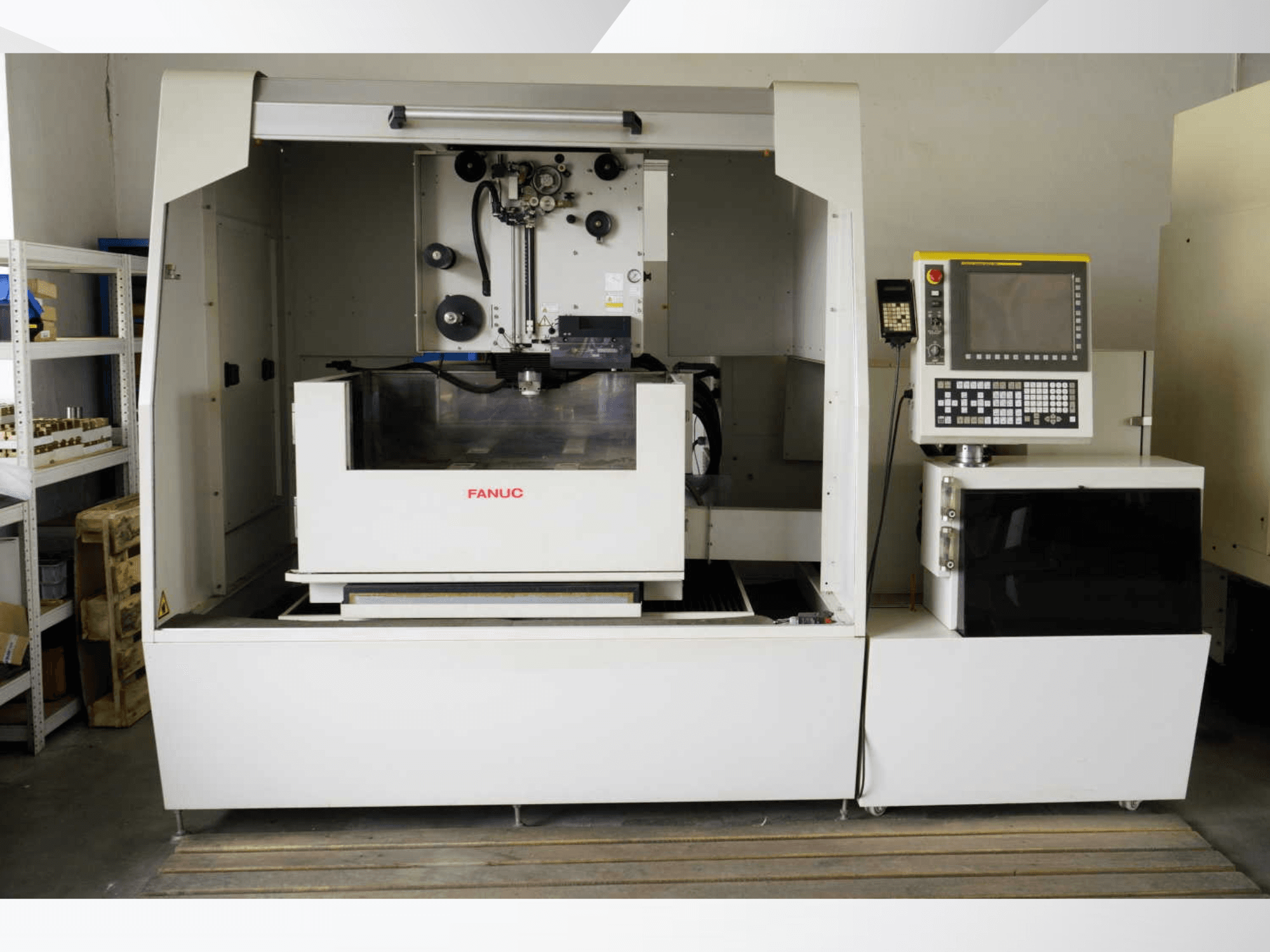 Machine d'électroérosion à fil FANUC ROBOCUT alpha-1iD, vue de face mettant en évidence le panneau de commande et les caractéristiques de la zone de travail.