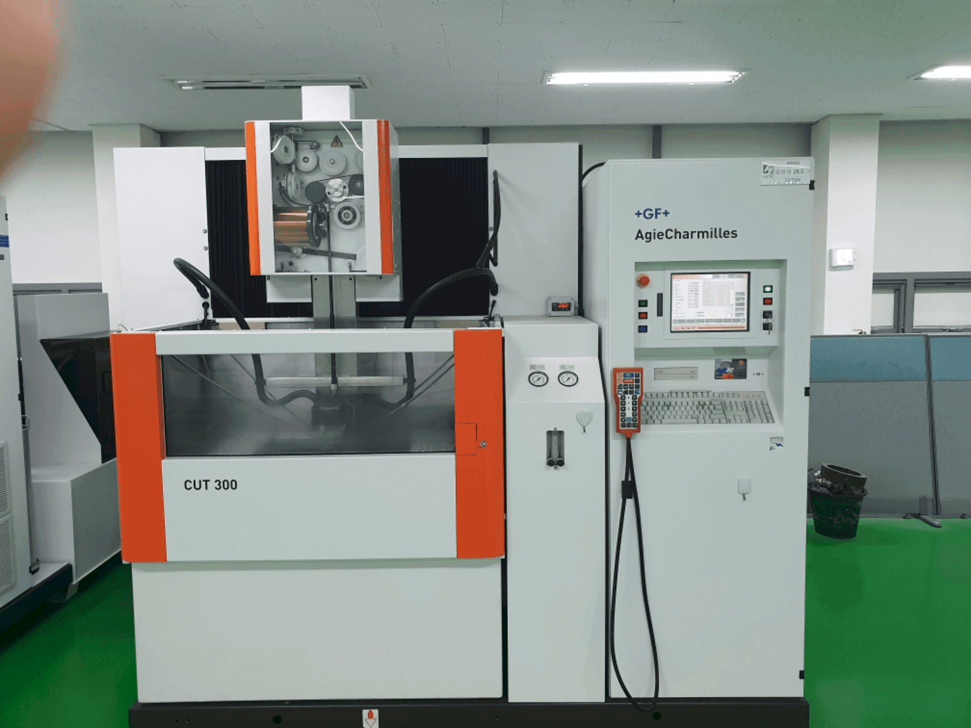 Vue de face de la machine AGIE CUT 300