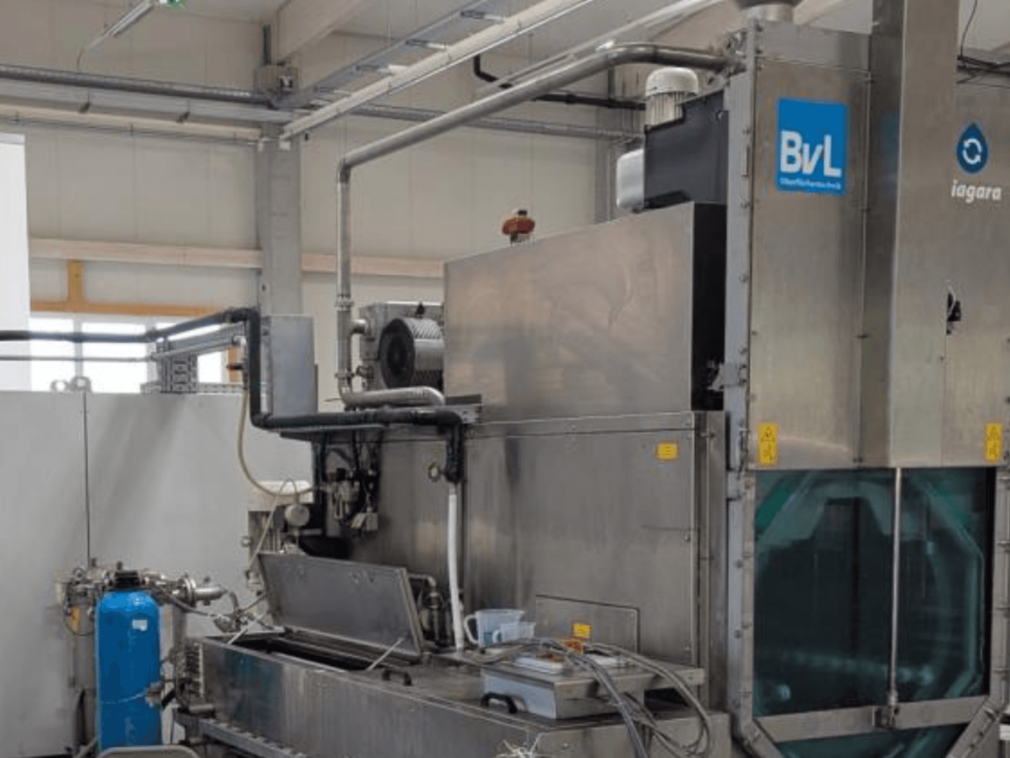 Machine-outil BvL Niagara DFS 800-2T dans un environnement industriel, vue de profil mettant en évidence la structure métallique et les flexibles raccordés.